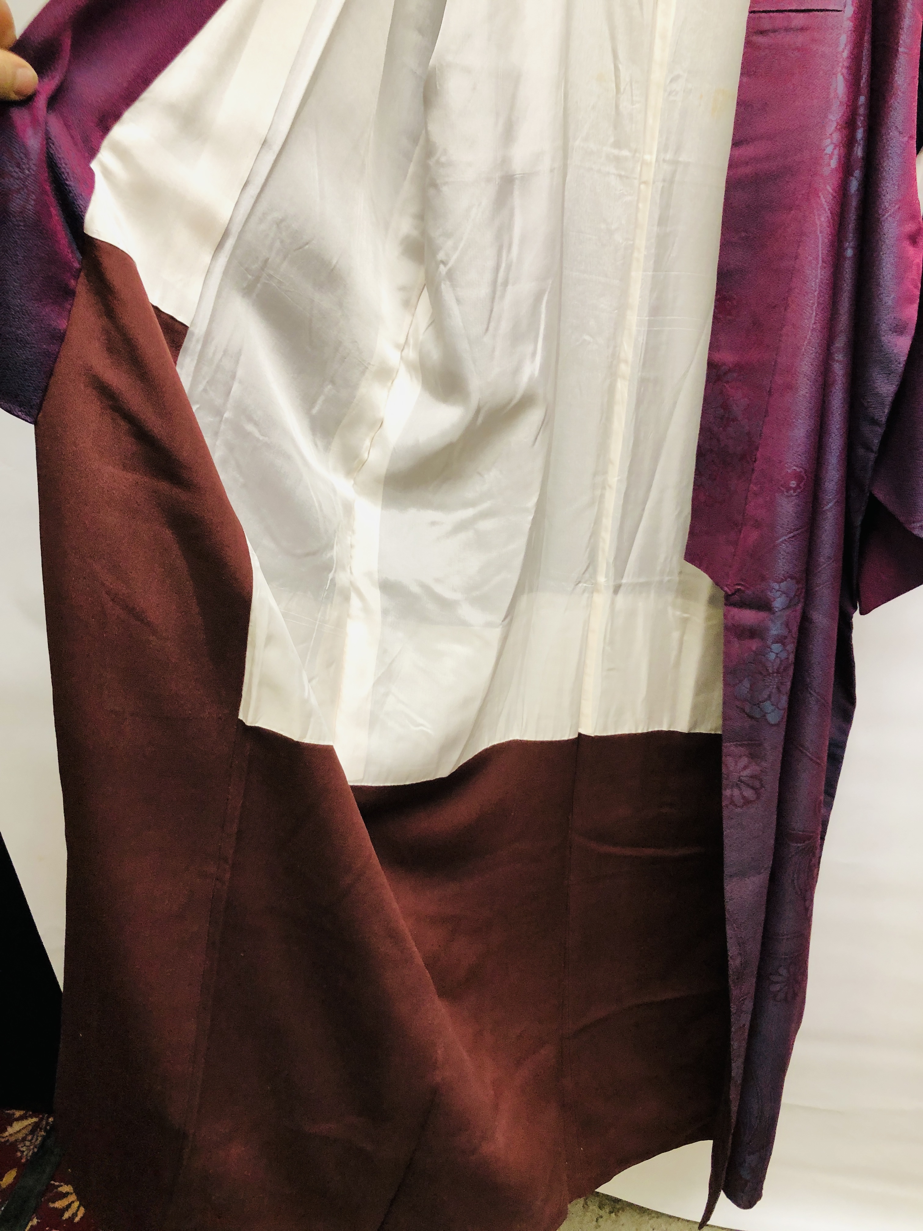 A JAPANESE PURPLE SILK KIMONO - Image 4 of 7