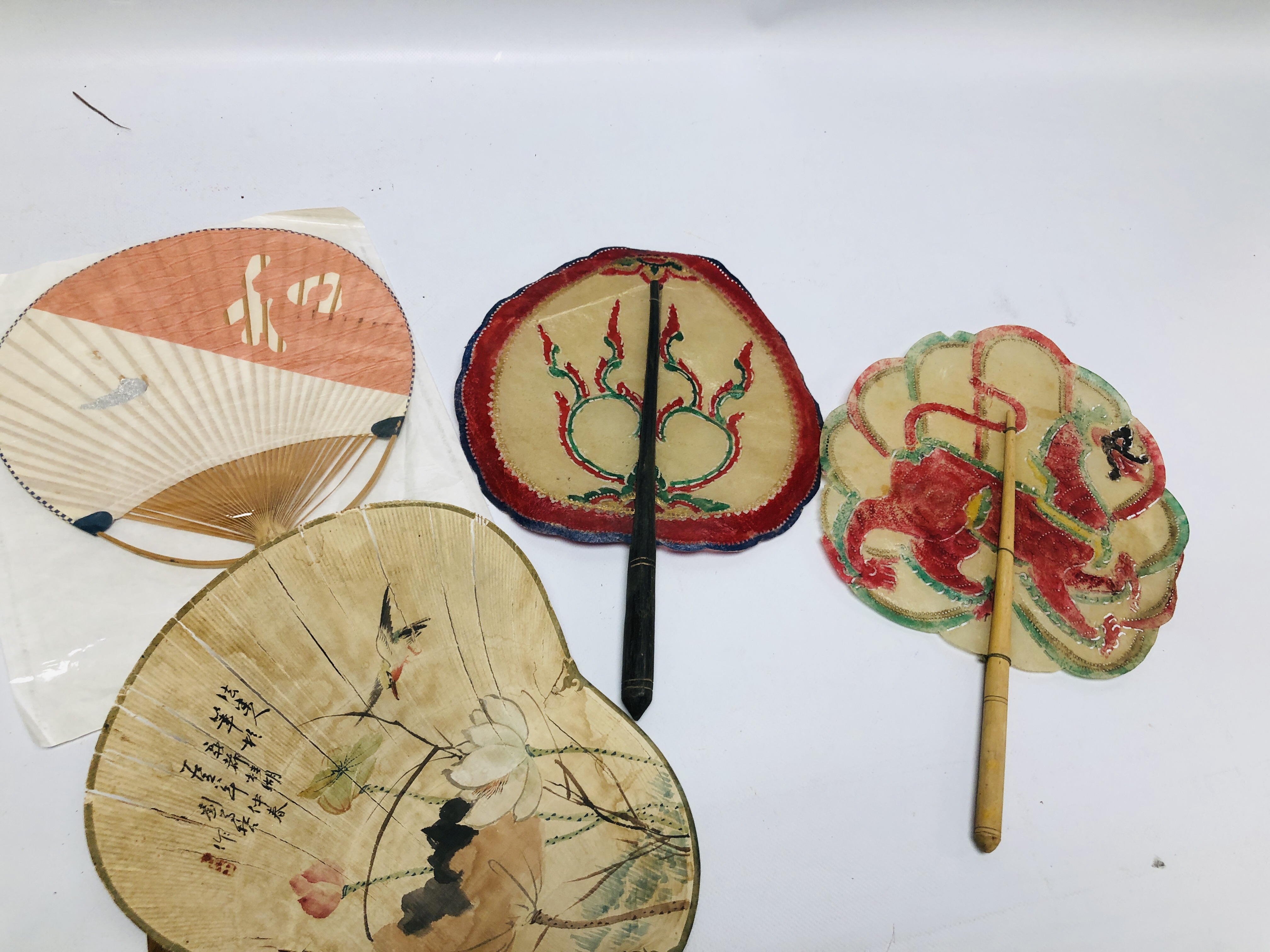 A COLLECTION OF ASSORTED MAINLY MODERN ORIENTAL FANS TO INCLUDE WOODEN AND PAINTED EXAMPLES ALONG - Image 7 of 10
