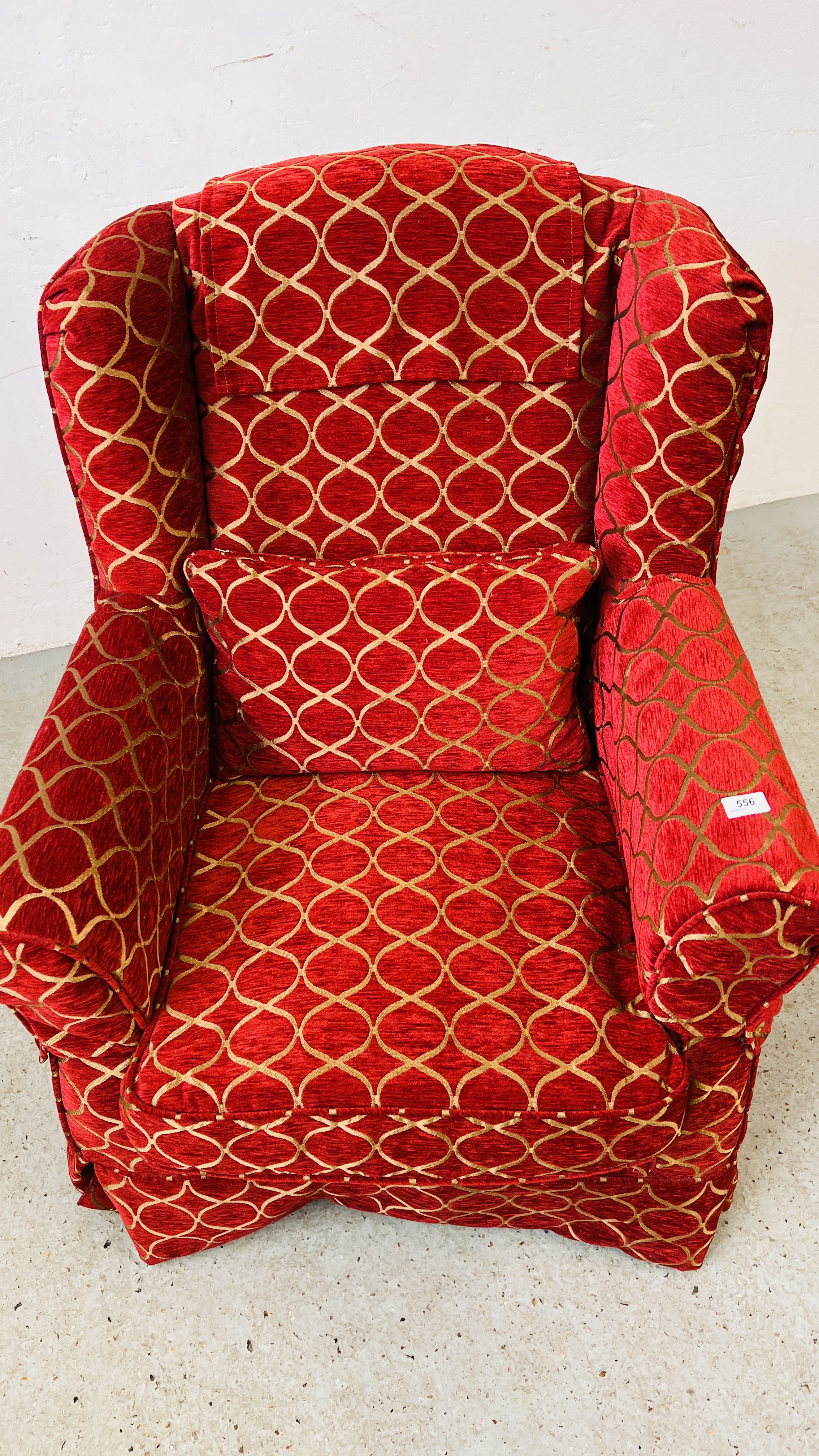 A MODERN WING BACK CHAIR UPHOLSTERED IN RED AND GOLD - Image 7 of 8