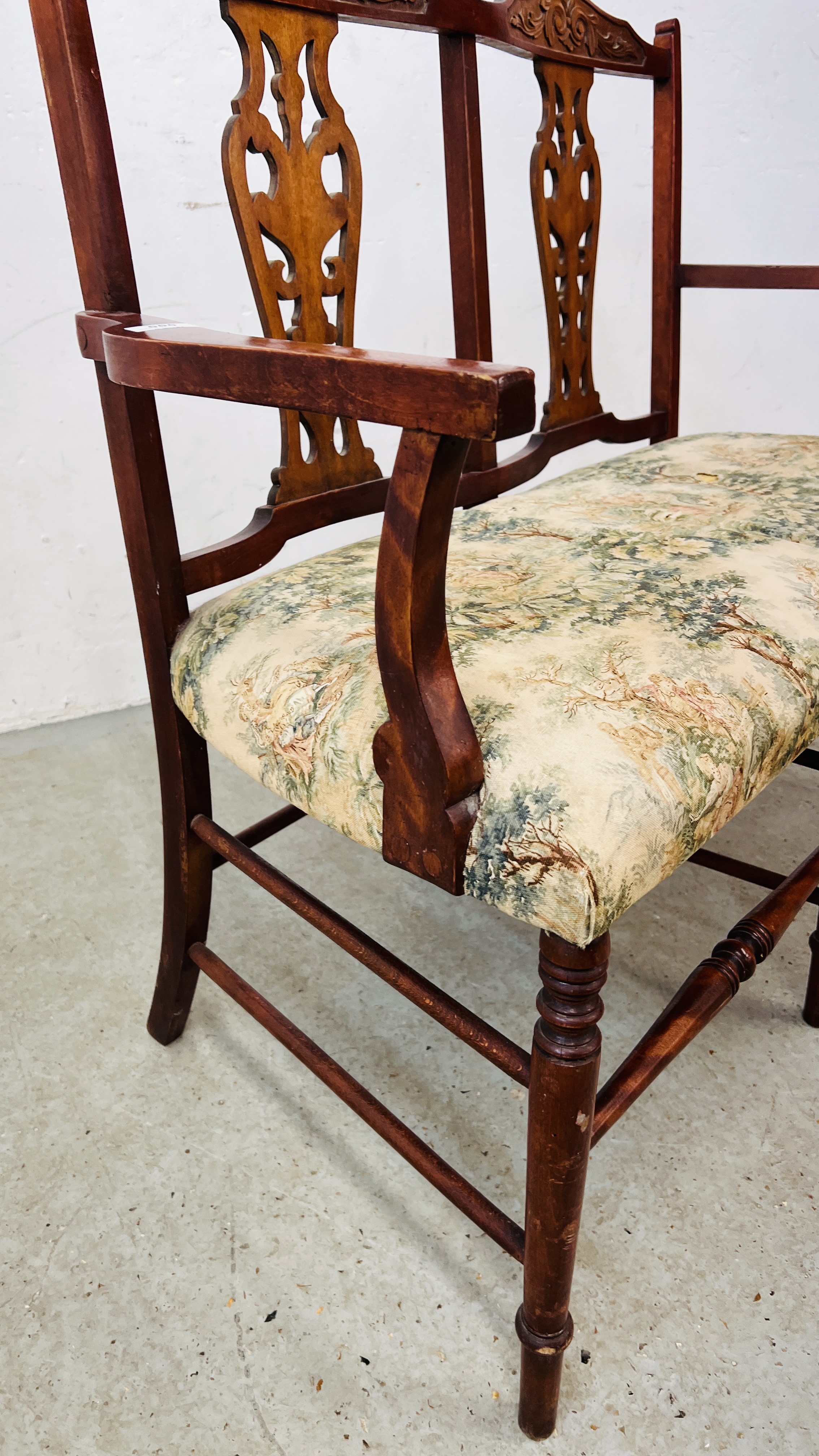 ANTIQUE MAHOGANY LOVERS SEAT WITH FRET BACK AND CARVED DETAILING - Image 5 of 9