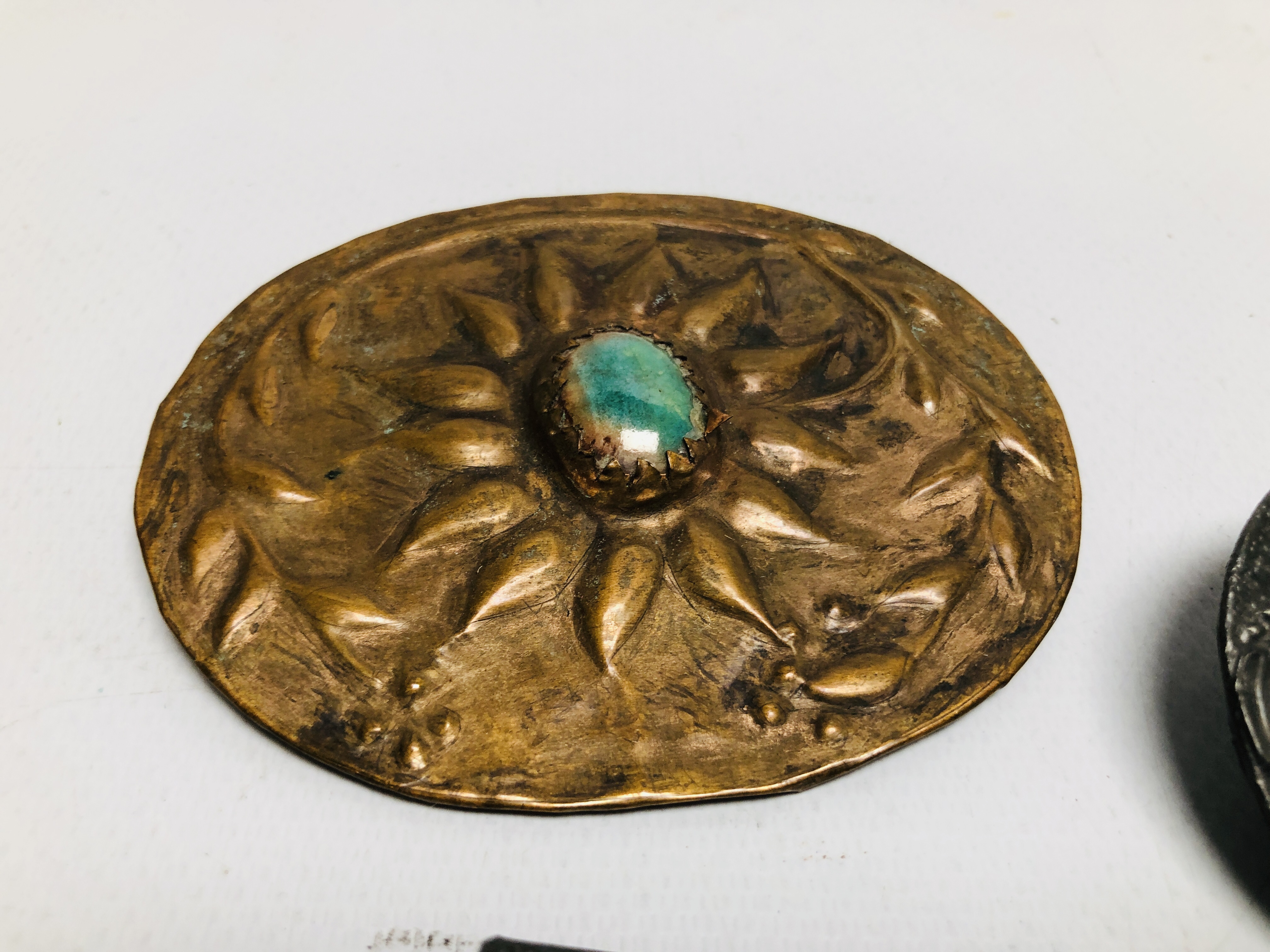 A GROUP OF 5 BROOCHES TO INCLUDE PEWTER ARTS AND CRAFTS STYLE STONE SET EXAMPLES ETC. - Image 4 of 7