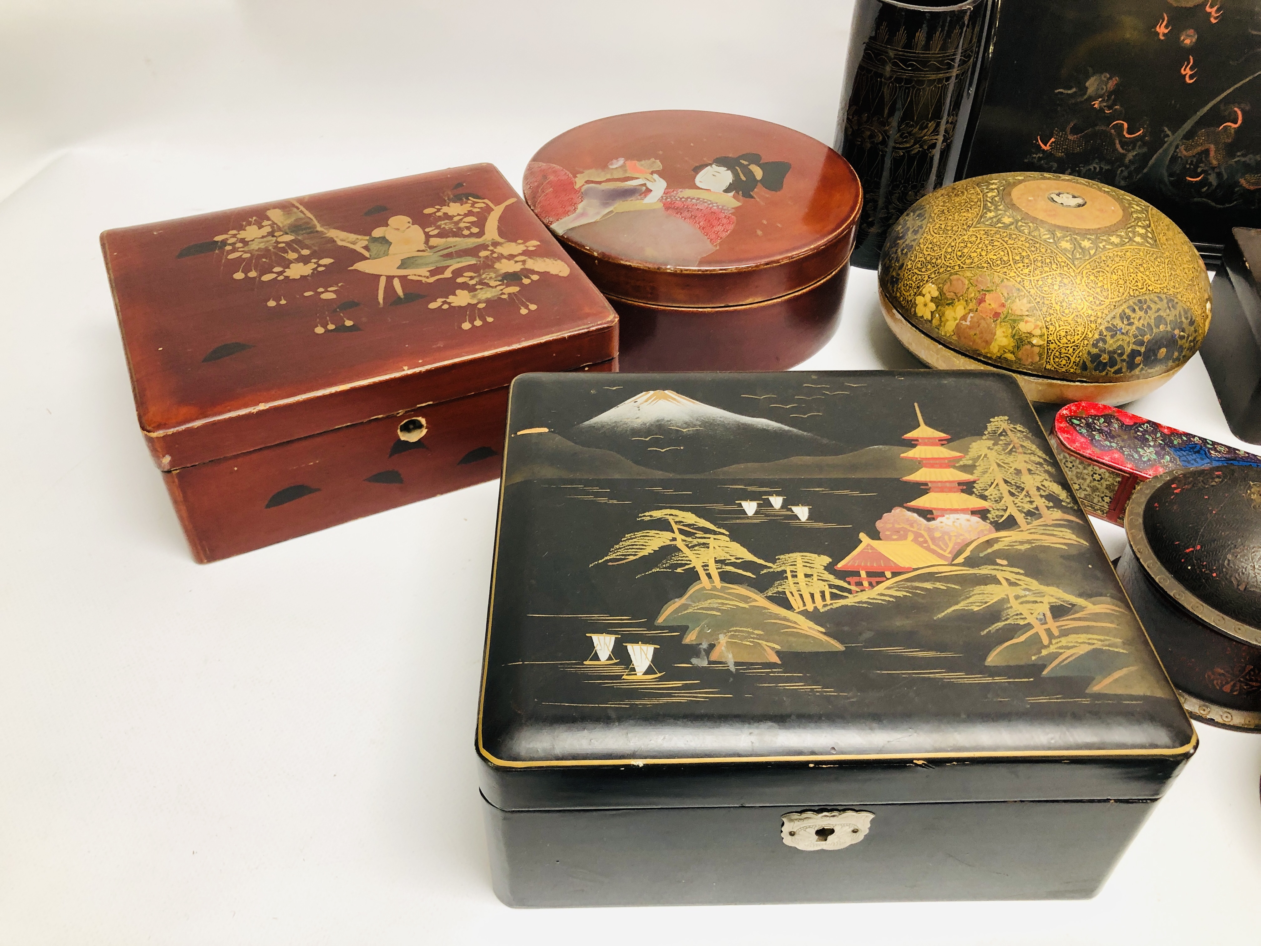 AN EXTENSIVE COLLECTION OF ASSORTED ORIENTAL LACQUERED BOXES AND TRAYS. - Image 8 of 8