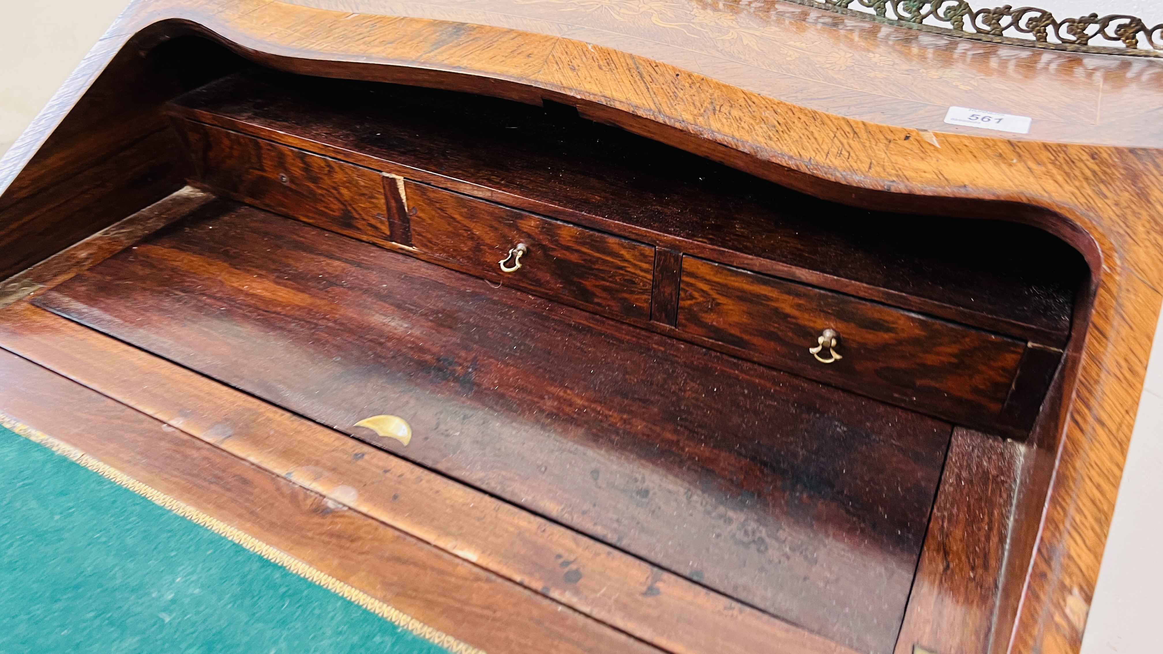 AN ANTIQUE FRENCH LADIES WRITING BUREAU / DESK WITH INLAID MARQUETRY DETAIL, - Image 12 of 14