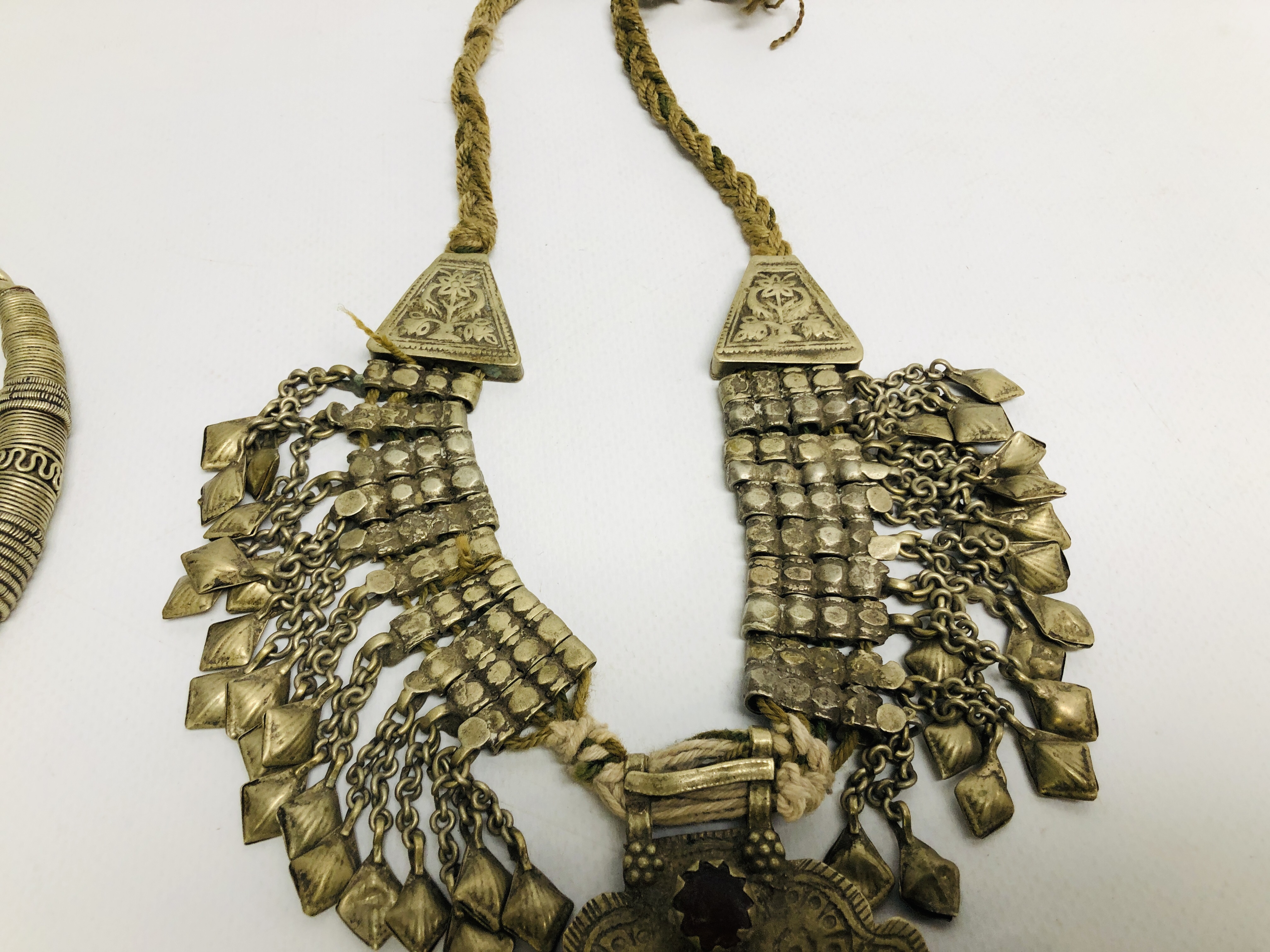 A GROUP OF 5 ELABORATE EASTERN STYLE WHITE METAL NECKLACES TO INCLUDE CHOKER EXAMPLES. - Image 6 of 8