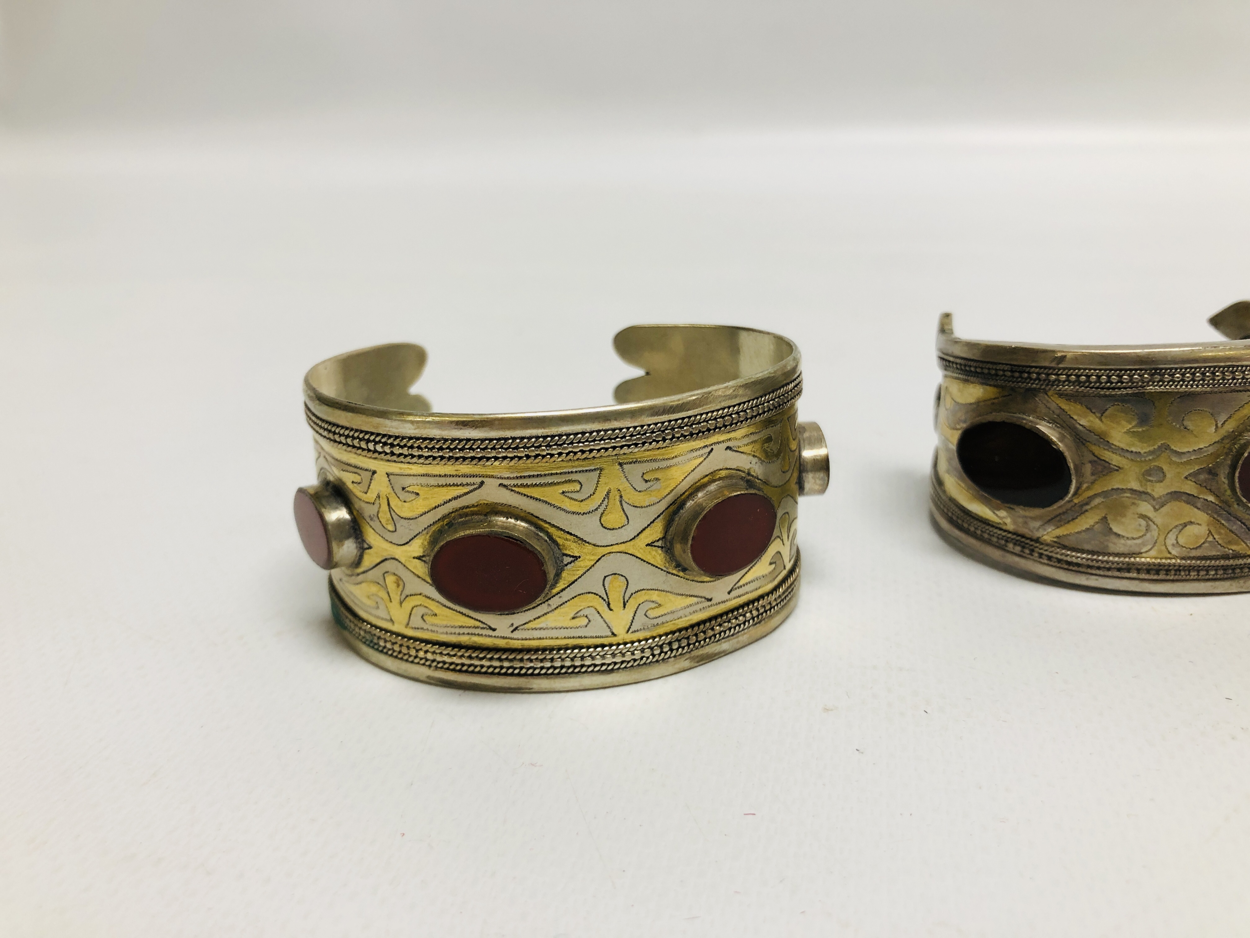 A GROUP OF 4 EASTERN STYLE WHITE METAL CUFF BRACELETS, INSET WITH OVAL STONES. - Image 6 of 8