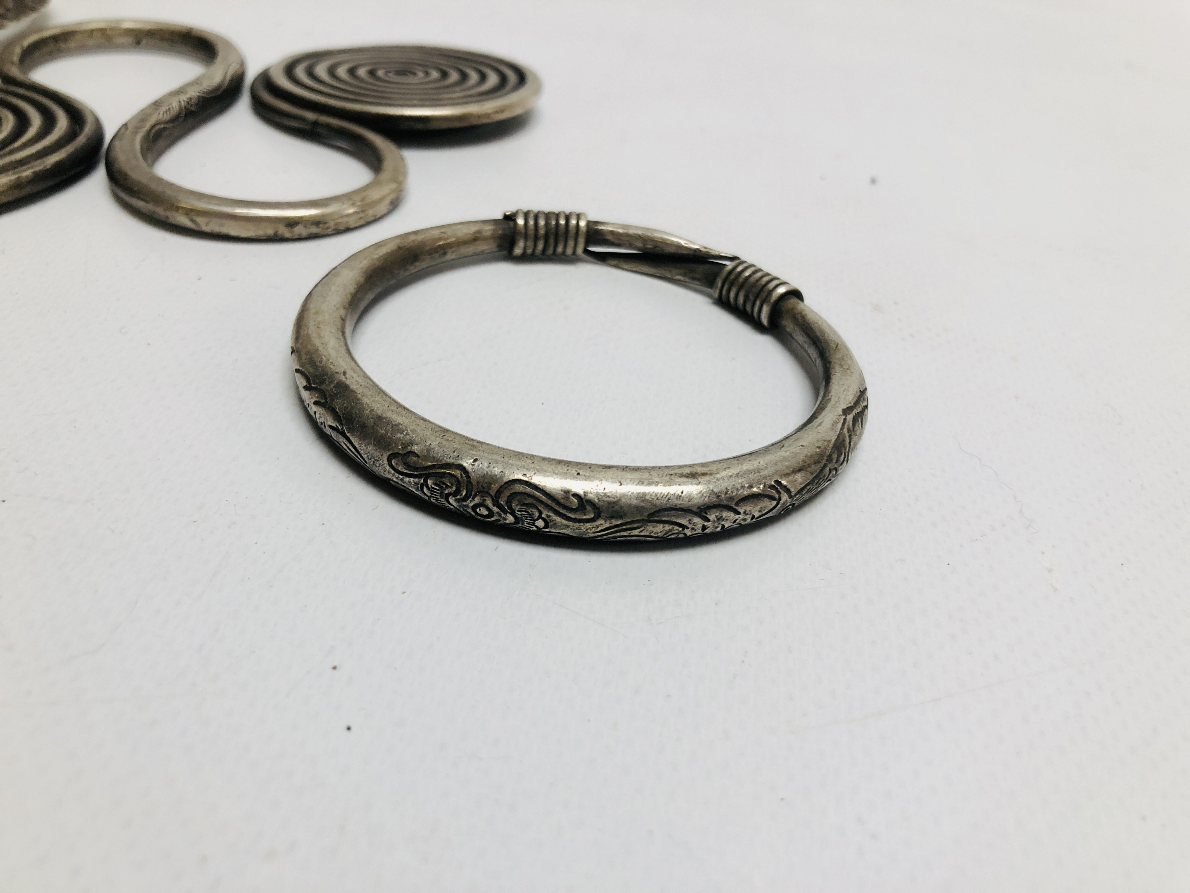 THREE EASTERN TRIBAL STYLE WHITE METAL CUFF BRACELETS OF HAMMERED DESIGN ALONG WITH A FURTHER WHITE - Image 5 of 5