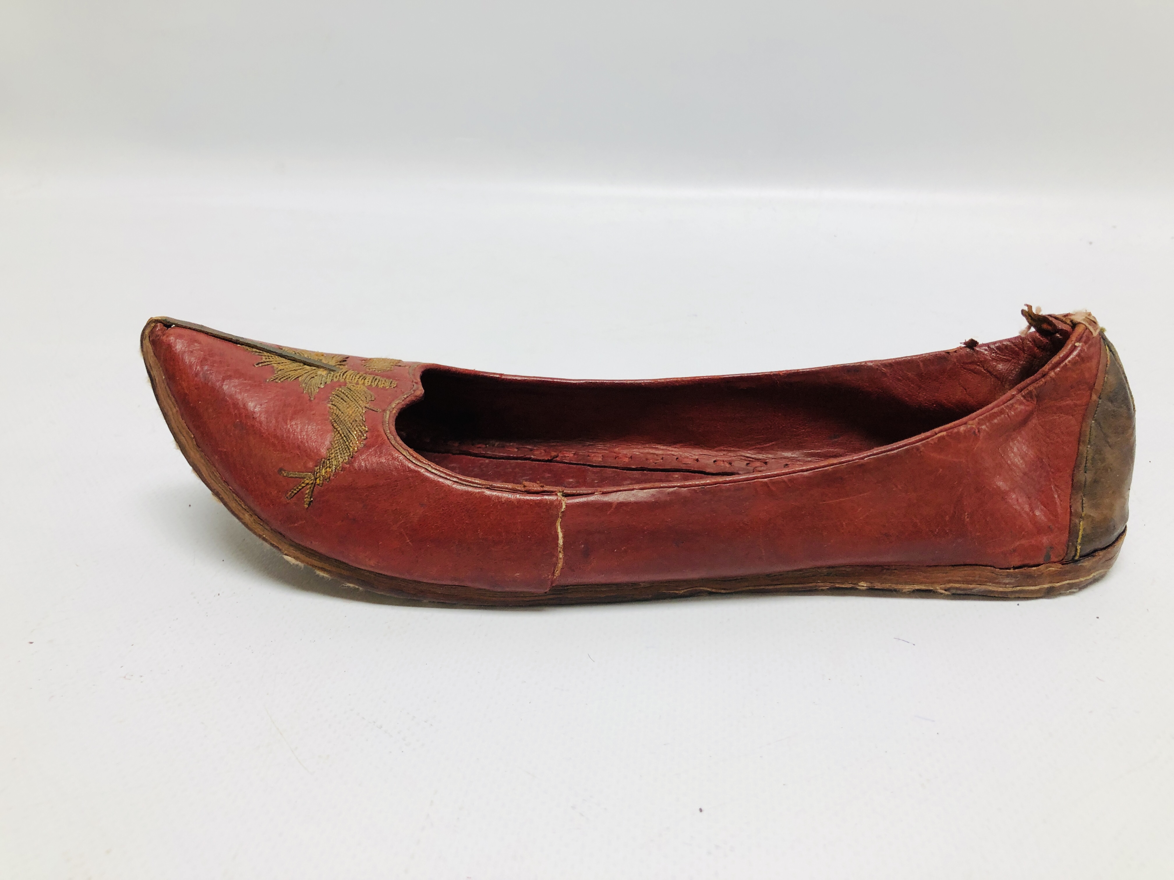 PAIR OF EARLY C20TH AFGHAN LEATHER SHOES WITH GOLD THREAD EMBROIDERY. - Image 7 of 10