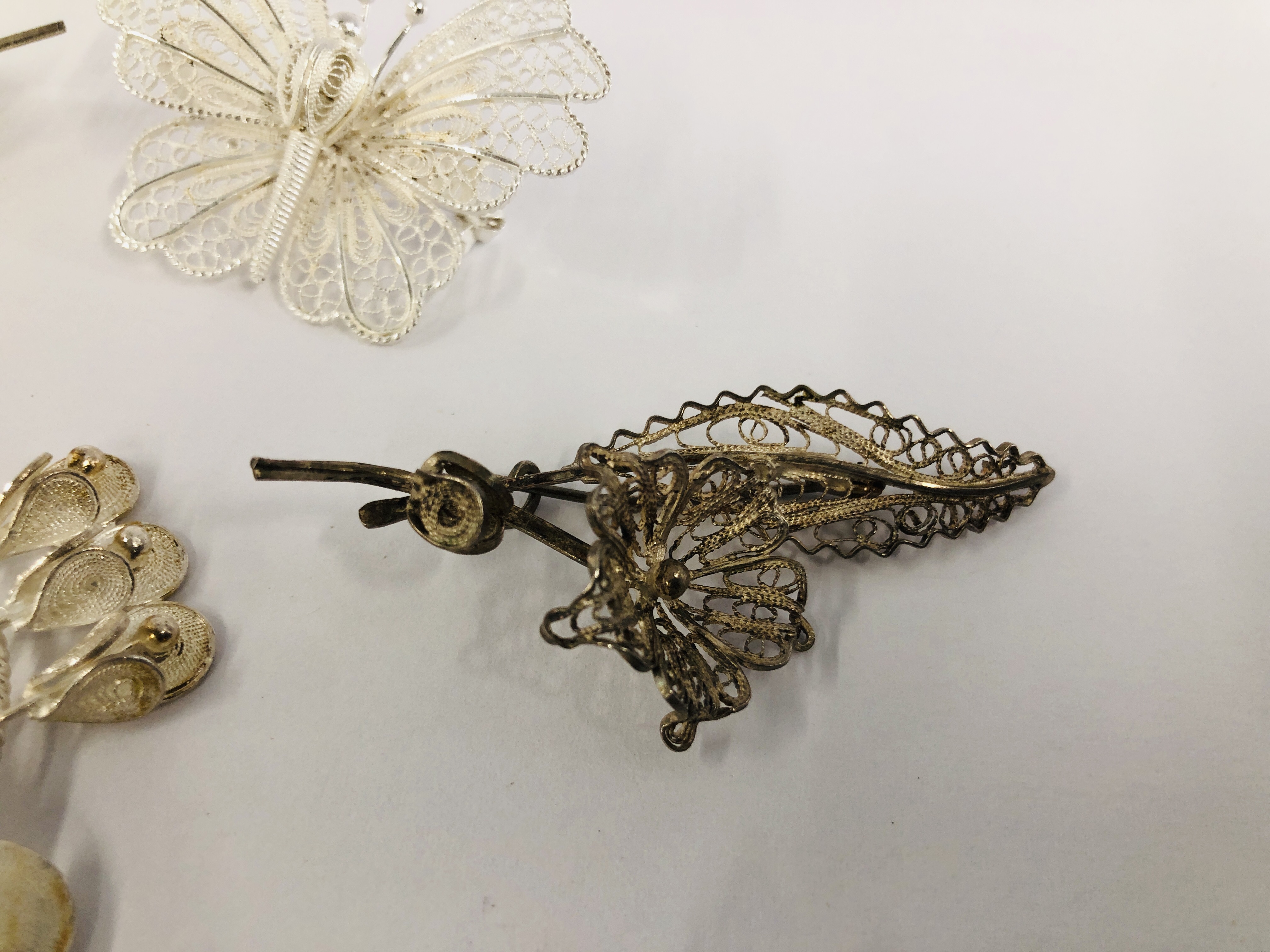 A GROUP OF 6 VINTAGE SILVER AND WHITE METAL FILIGREE BROOCHES. - Image 3 of 8