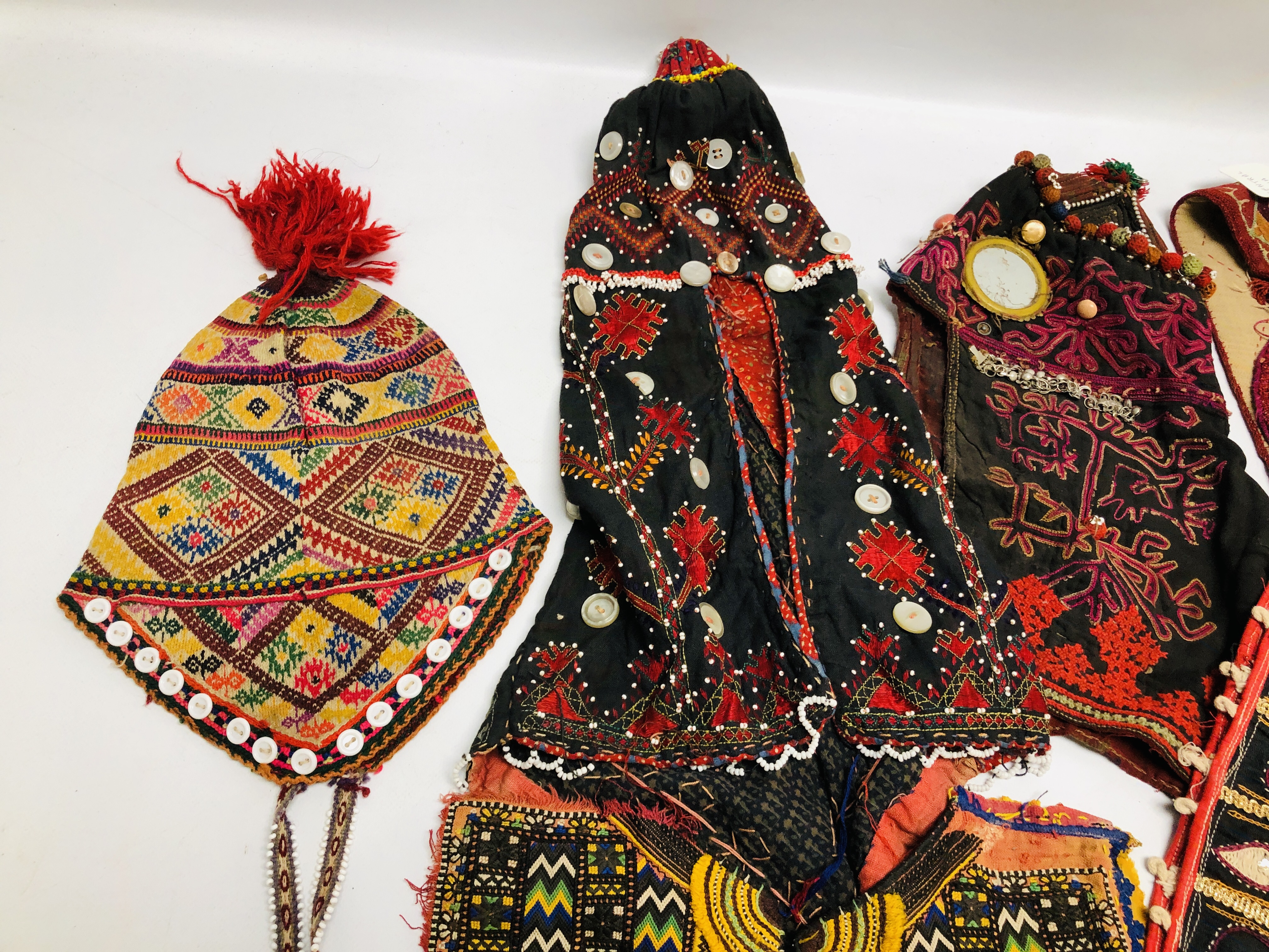 A GROUP OF 5 ETHNIC AND TRIBAL HATS / HEAD COVERINGS TO INCLUDE AN ELABORATELY EMBROIDERED ASIAN - Image 4 of 12