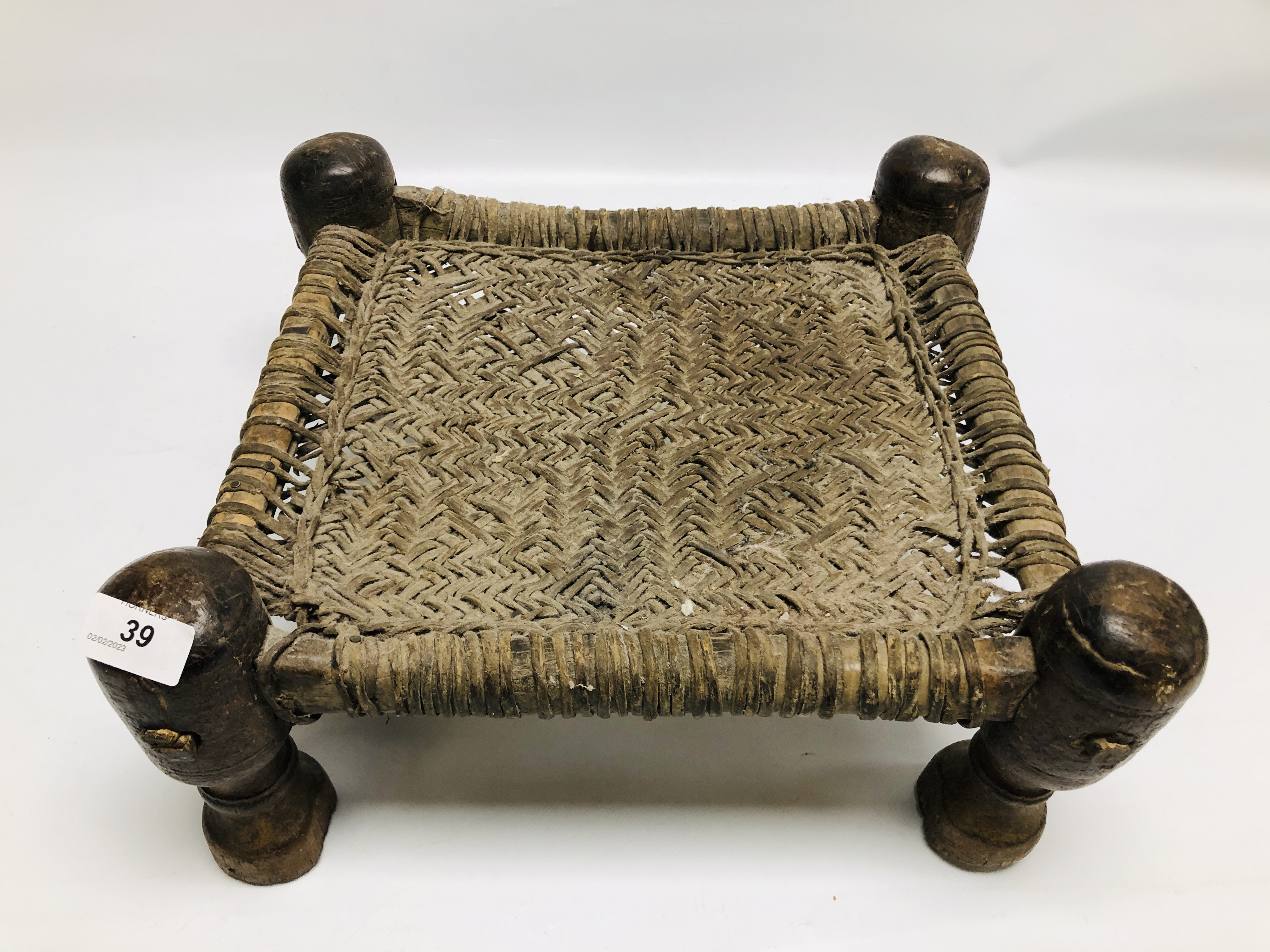 A MIDDLE EASTERN SWAT STYLE LOW STOOL. - Bild 2 aus 3