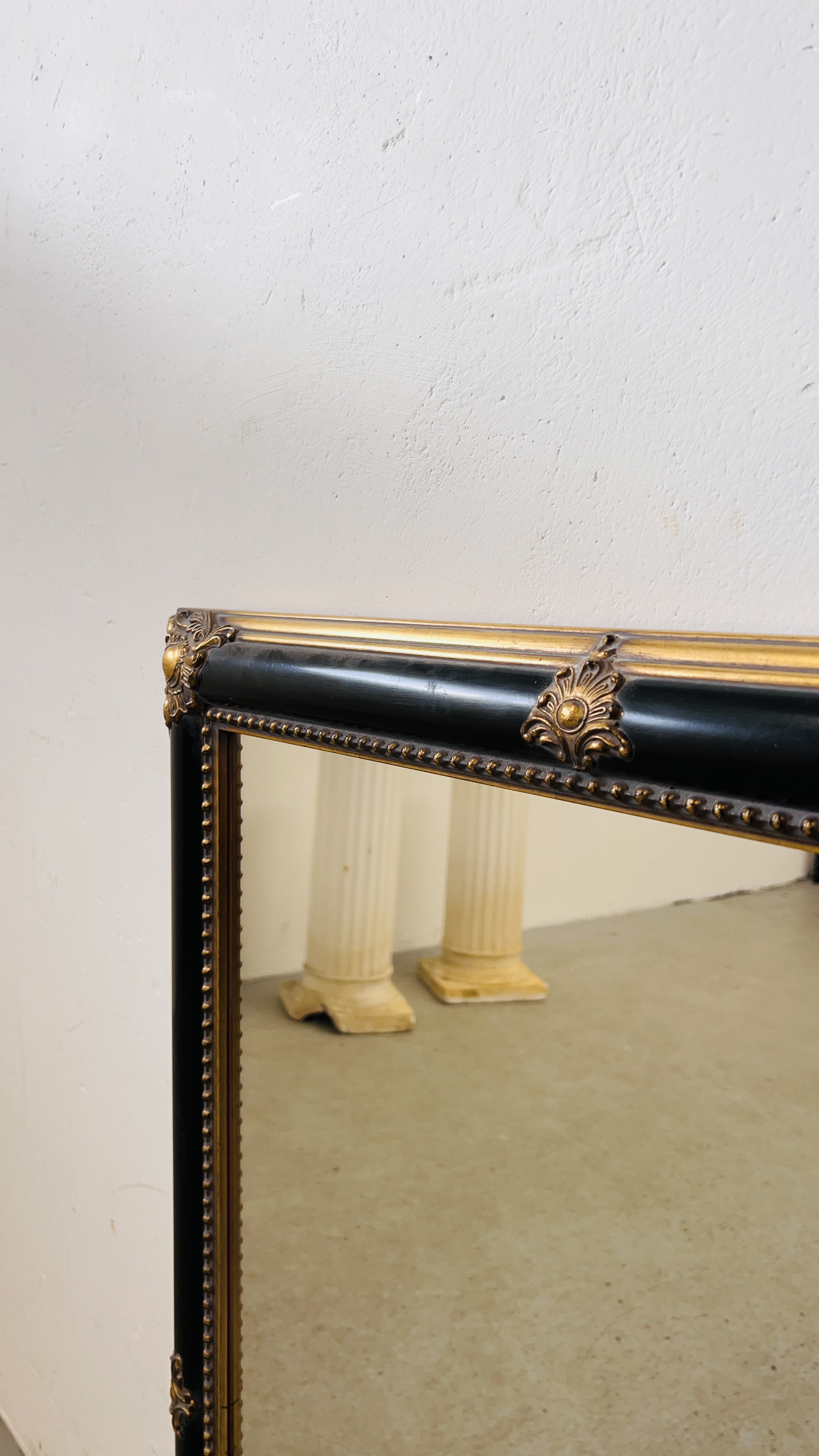 A LARGE GILT AND BLACK FRAMED WALL MIRROR - W 74CM. X H 105CM. - Image 3 of 5