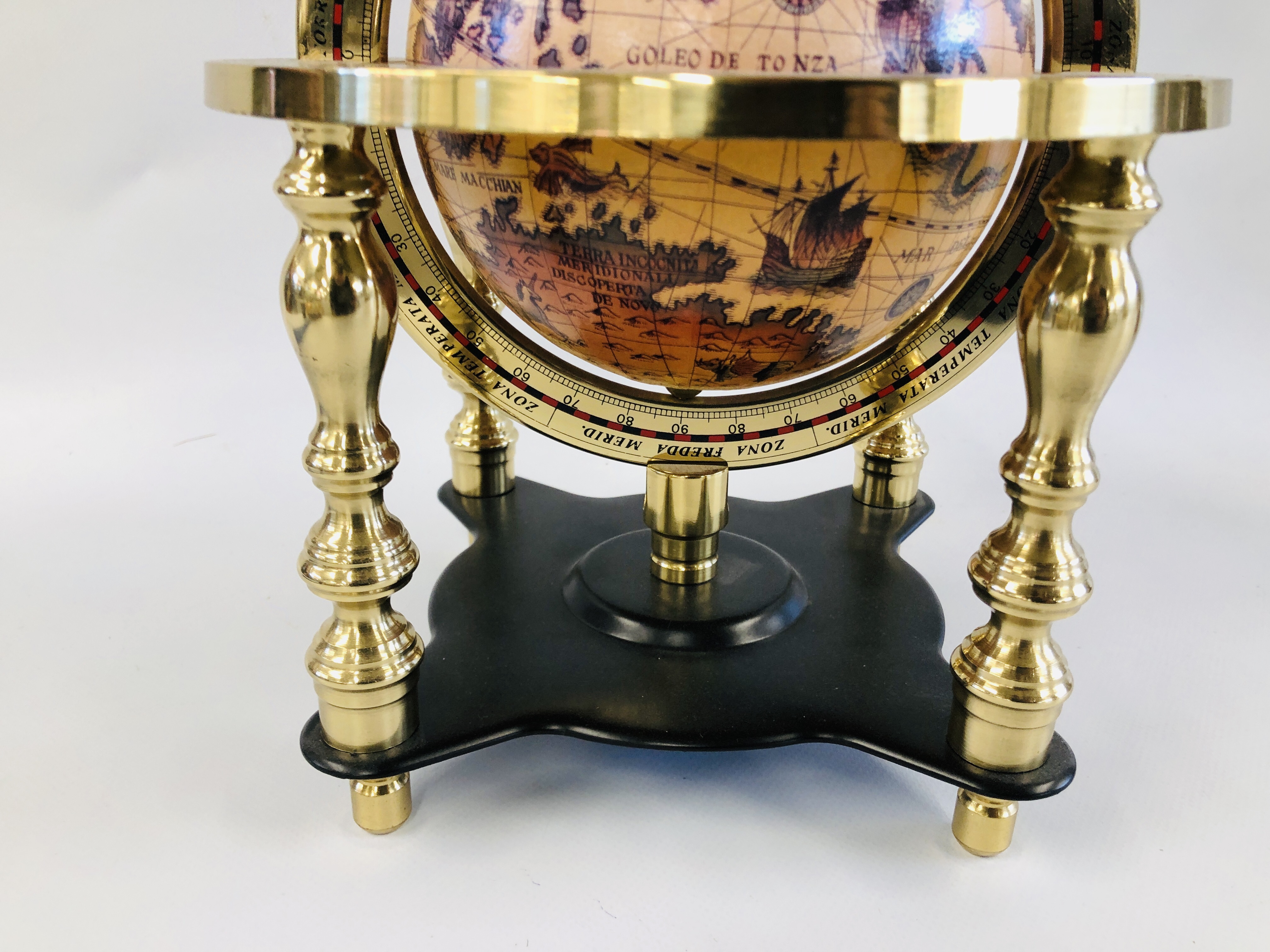 A REPRODUCTION WORLD GLOBE IN BRASS MOUNT, H 28CM. - Image 5 of 5