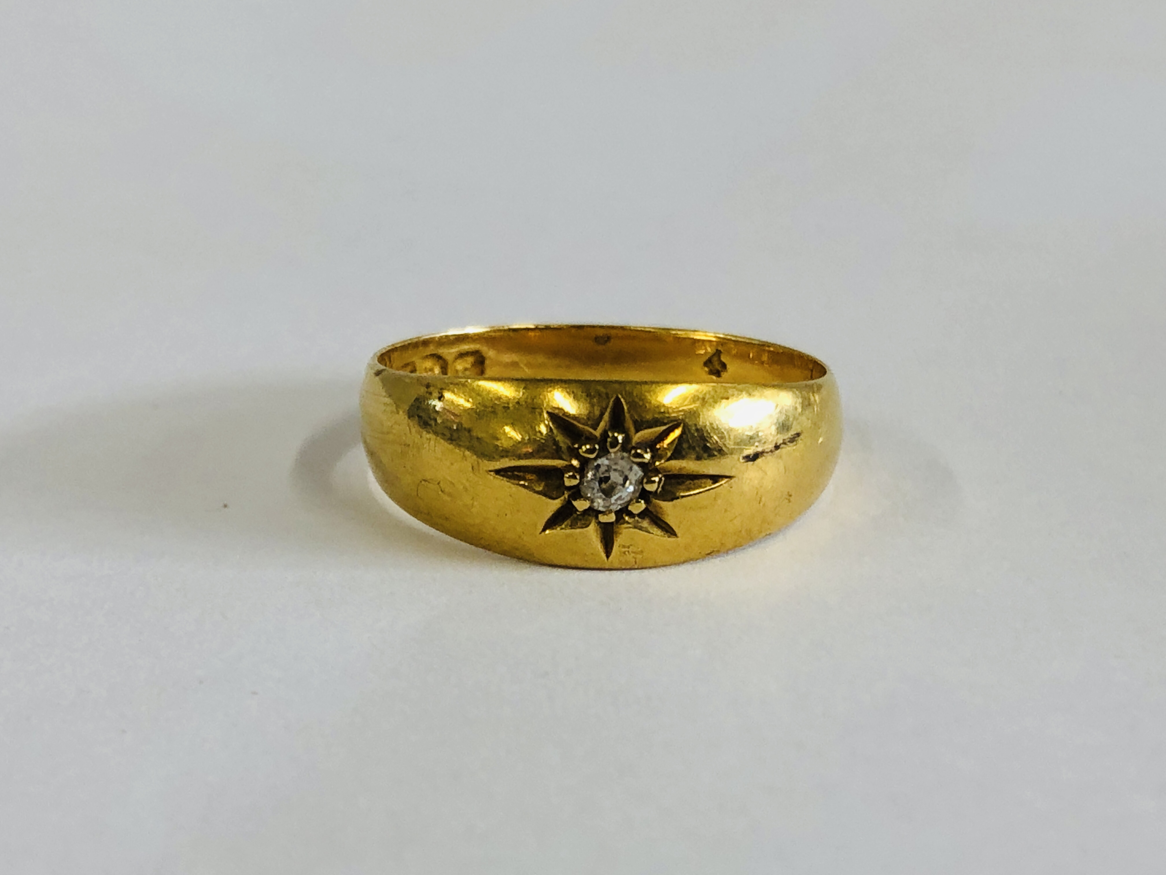 18CT GOLD GYPSY STYLE RING SET WITH A SINGLE OLD CUT DIAMOND. - Image 2 of 9