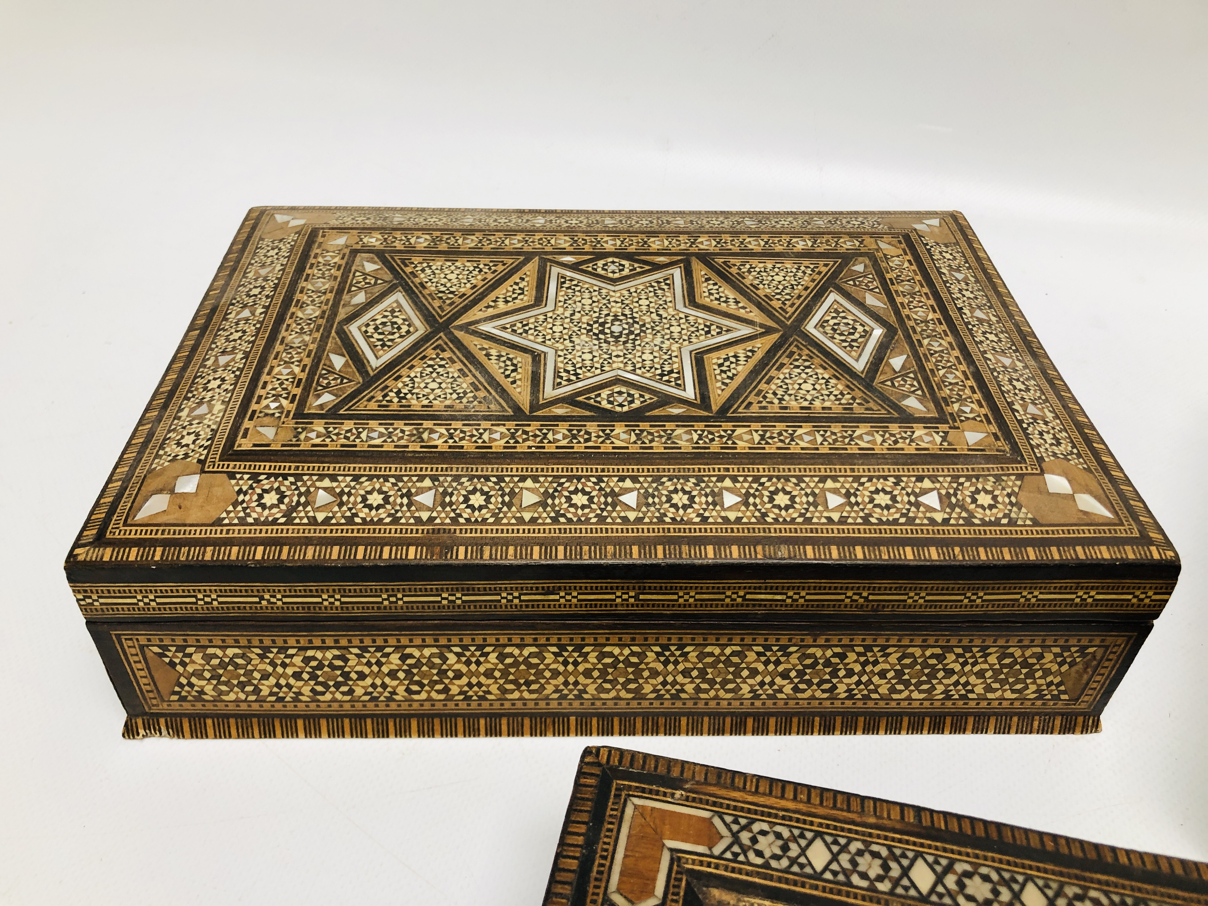 A COLLECTION OF 5 ASSORTED INLAID MARQUETRY BOXES. - Image 6 of 7