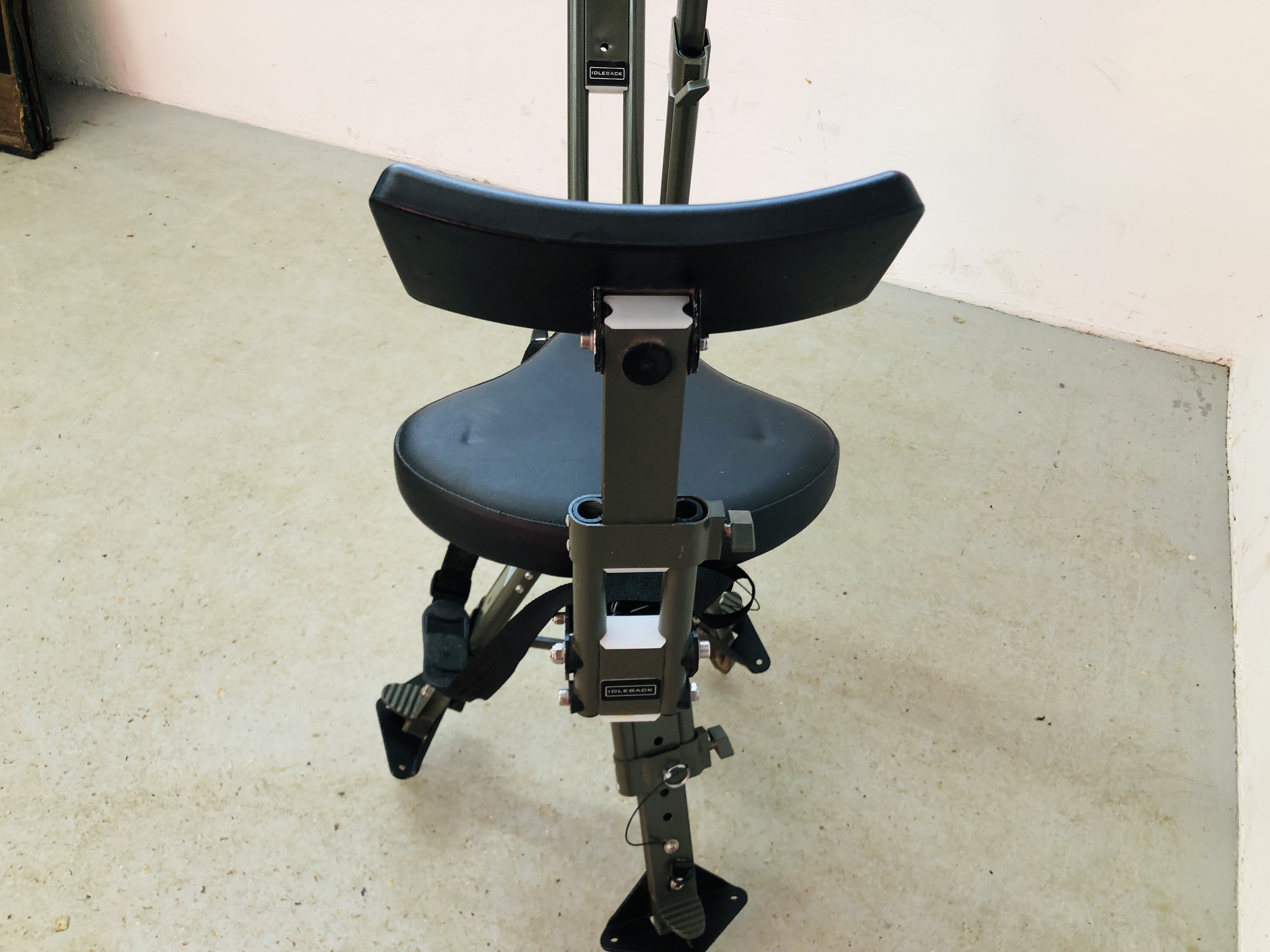 AN IDLEBACK ADJUSTABLE REVOLVING SHOOTING CHAIR WITH COMFORT SEAT. - Image 7 of 8
