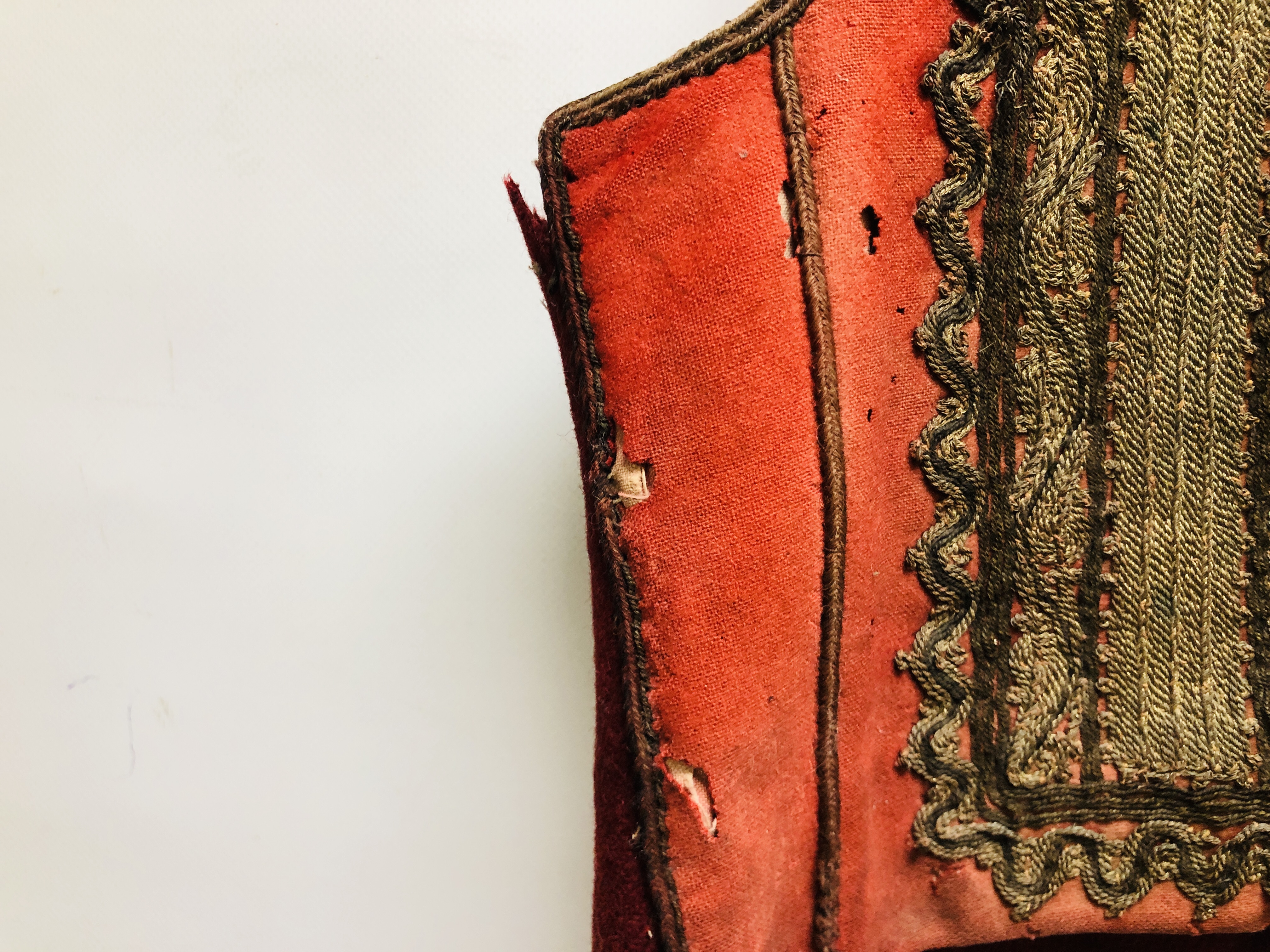 A VINTAGE MIDDLE EASTERN HANDMADE CHILDS WAISTCOAT WOVEN WITH ELABORATE GILT THREAD (REQUIRES - Image 6 of 9