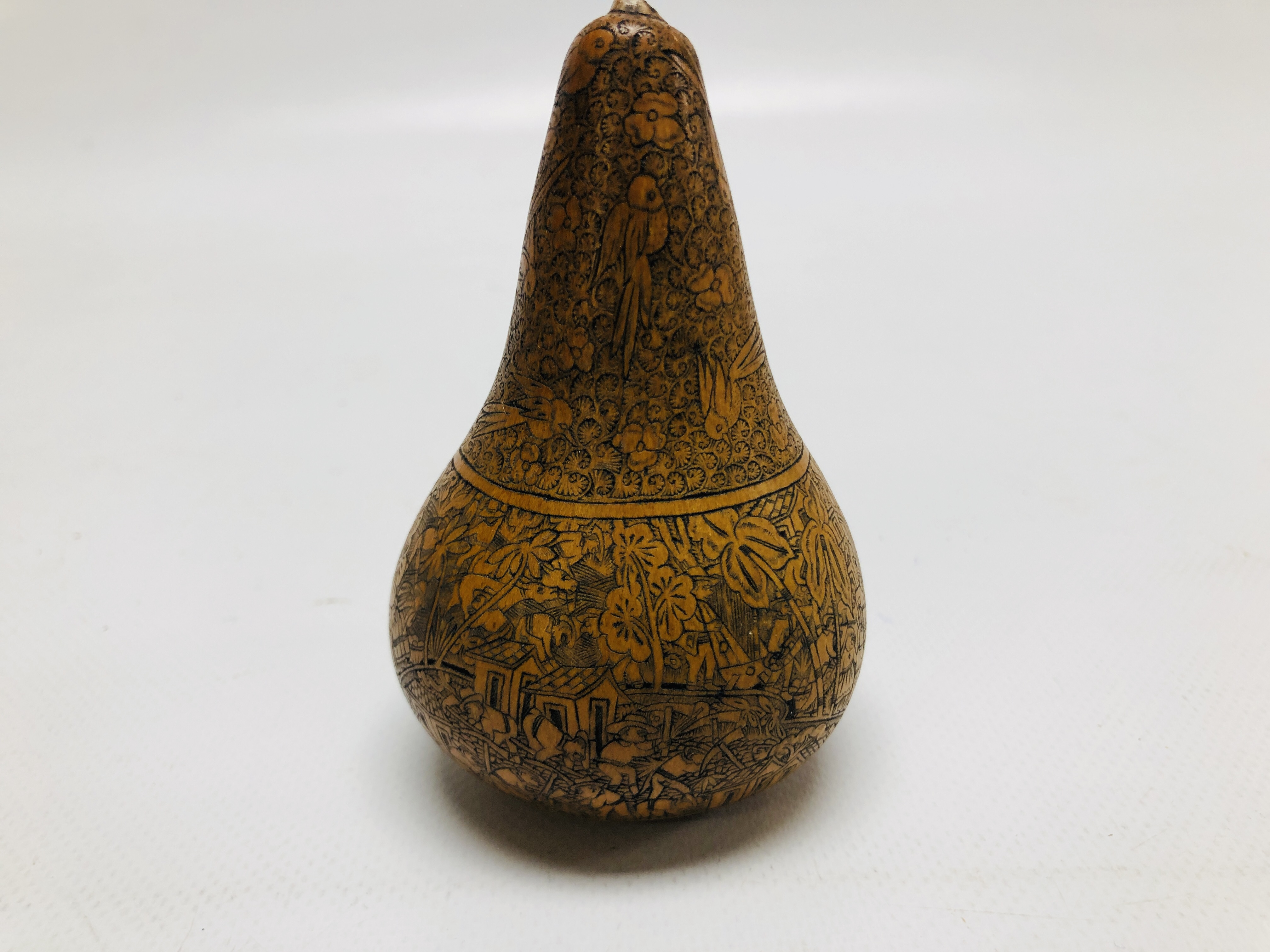 TWO PERUVIAN ENGRAVED GOURDS. - Image 7 of 8
