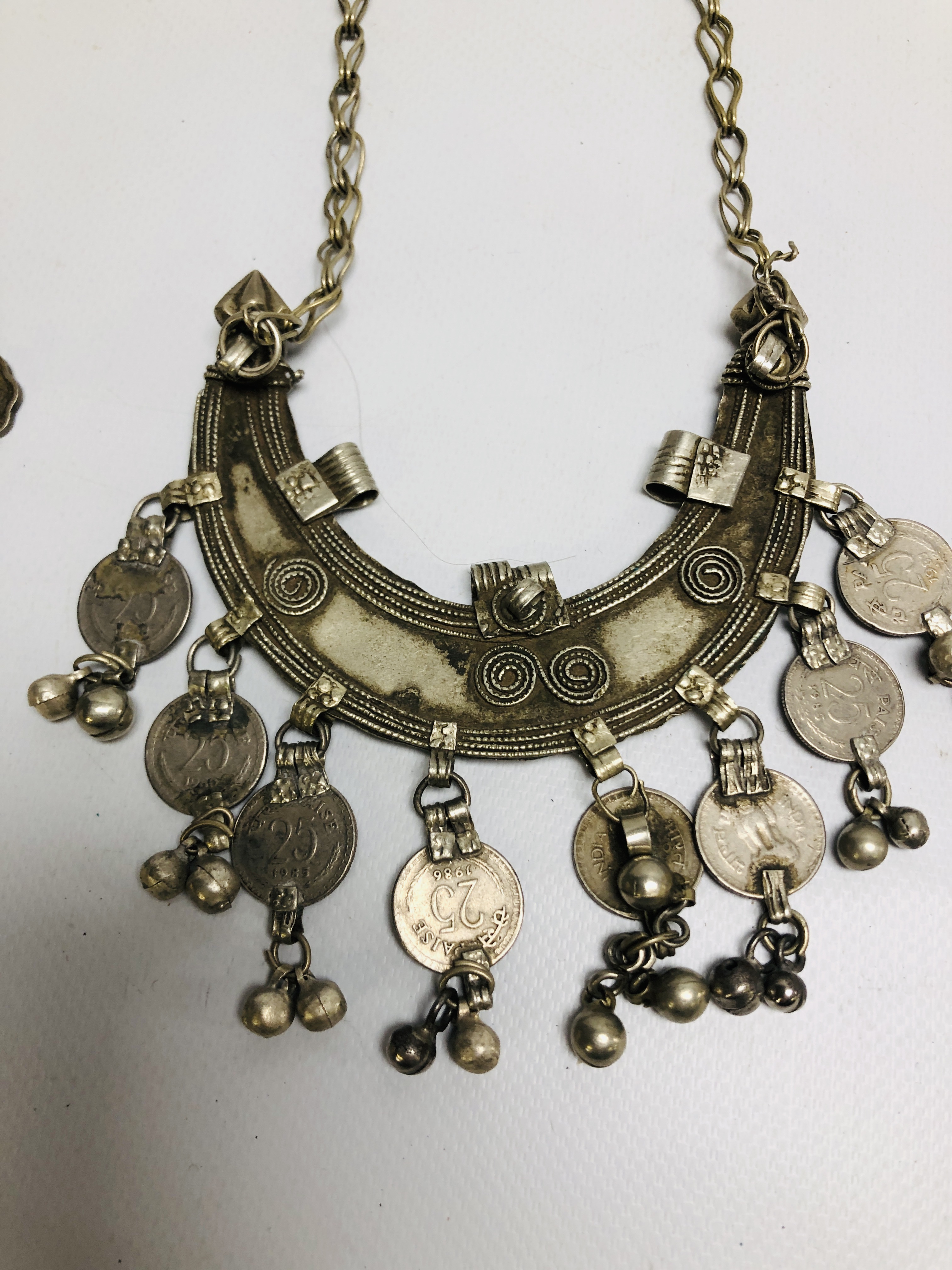 A GROUP OF 6 ASSORTED EASTERN TRIBAL STYLE NECKLACES TO INCLUDE COIN SET EXAMPLES. - Image 4 of 7