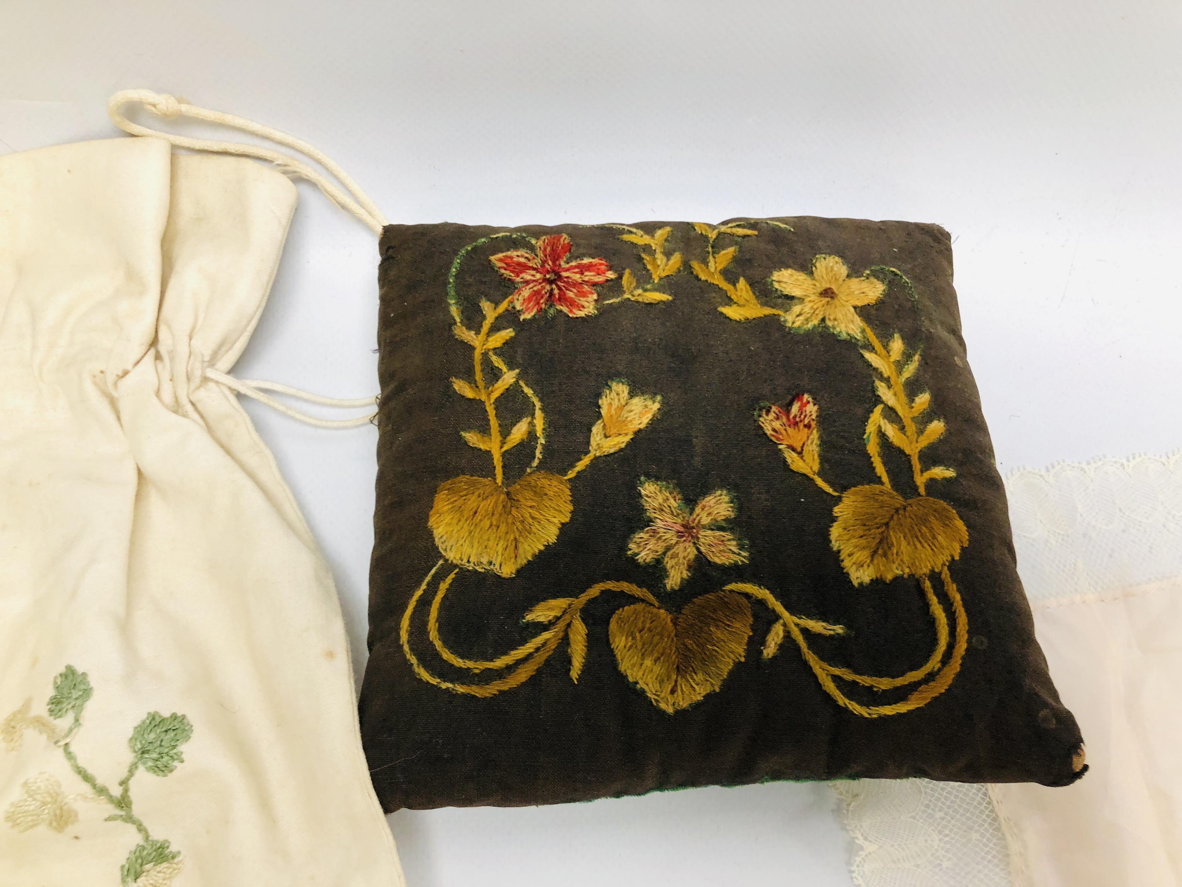 A GROUP OF VINTAGE SOUVENIR EMBROIDERIES INCLUDING A CORONATION HANDKERCHIEF 1953 AND A FRENCH - Image 6 of 9