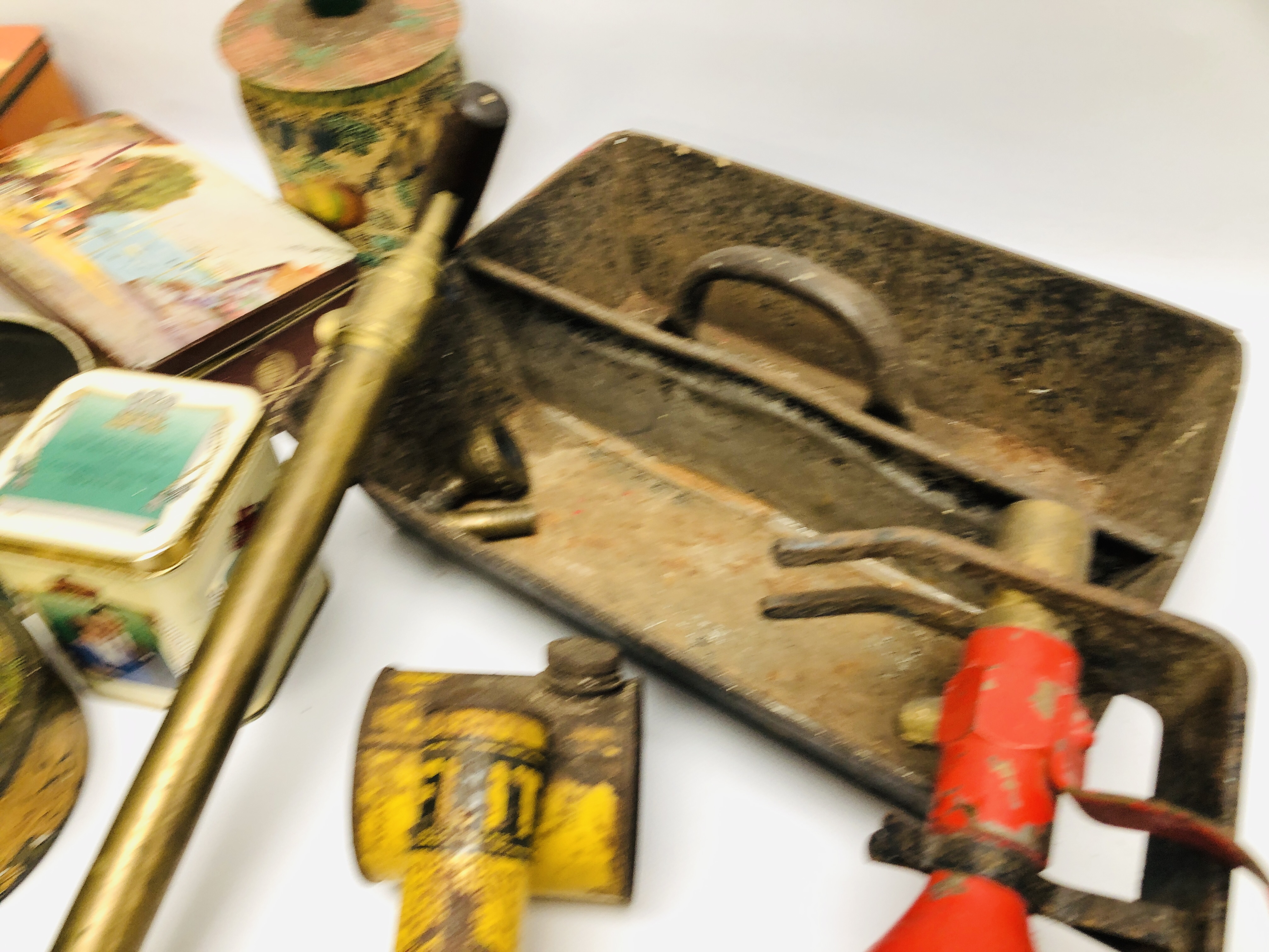 A VINTAGE METAL CARRY TRAY COMPLETE WITH VINTAGE HAND SHEARS, BRASS ROSE PUMP, - Image 10 of 10