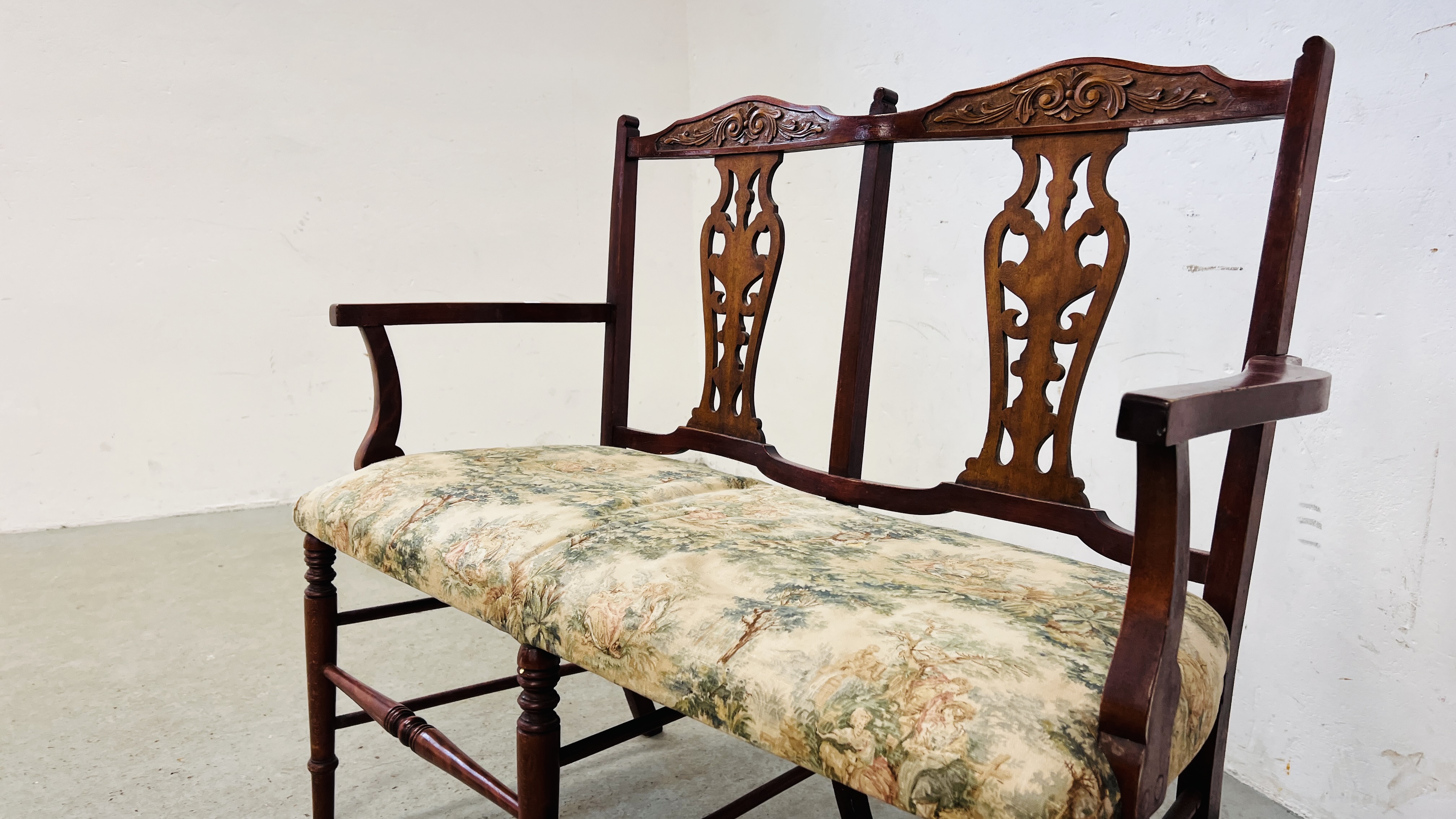 ANTIQUE MAHOGANY LOVERS SEAT WITH FRET BACK AND CARVED DETAILING - Image 9 of 9