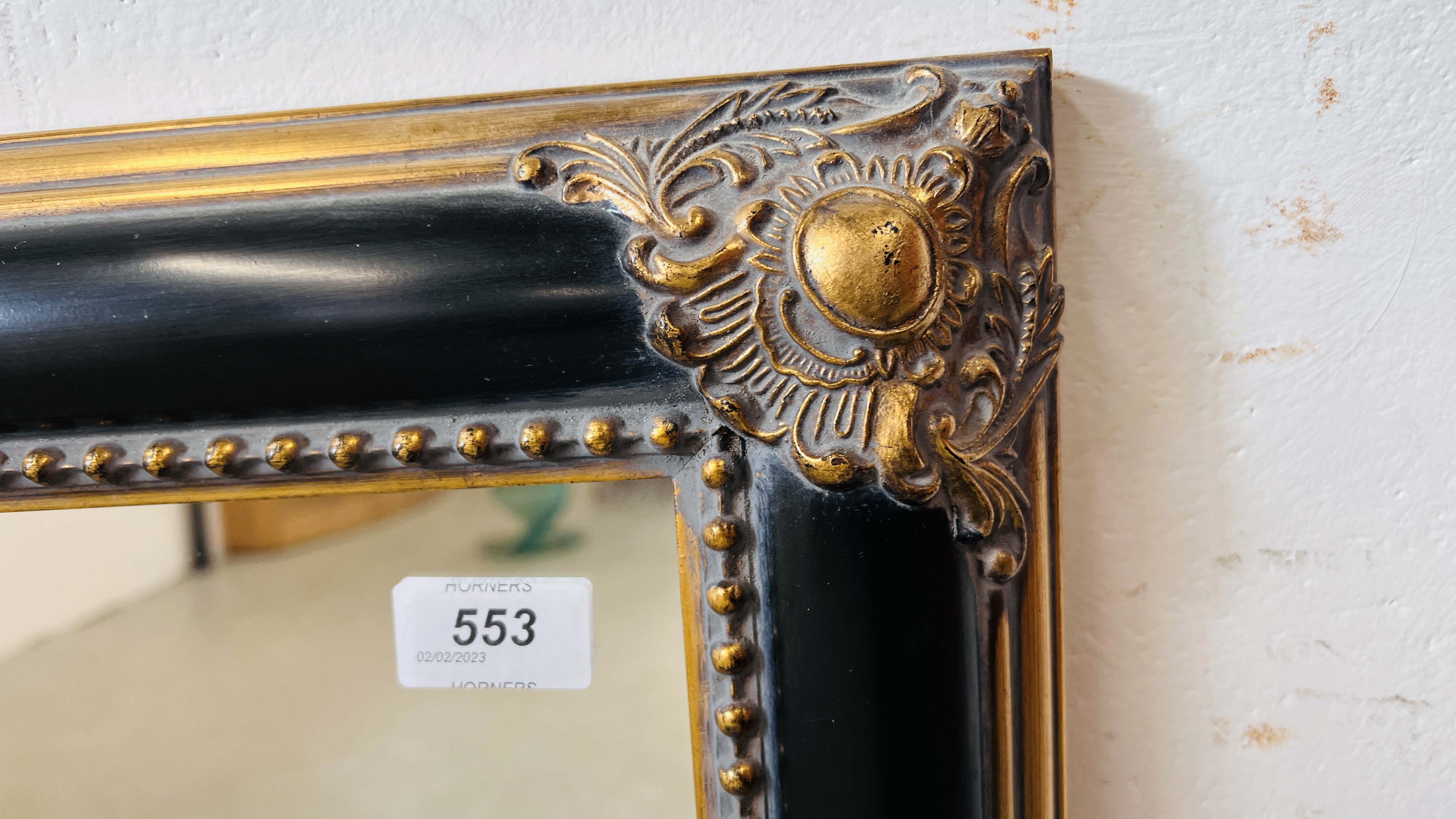 A LARGE GILT AND BLACK FRAMED WALL MIRROR - W 74CM. X H 105CM. - Image 5 of 5