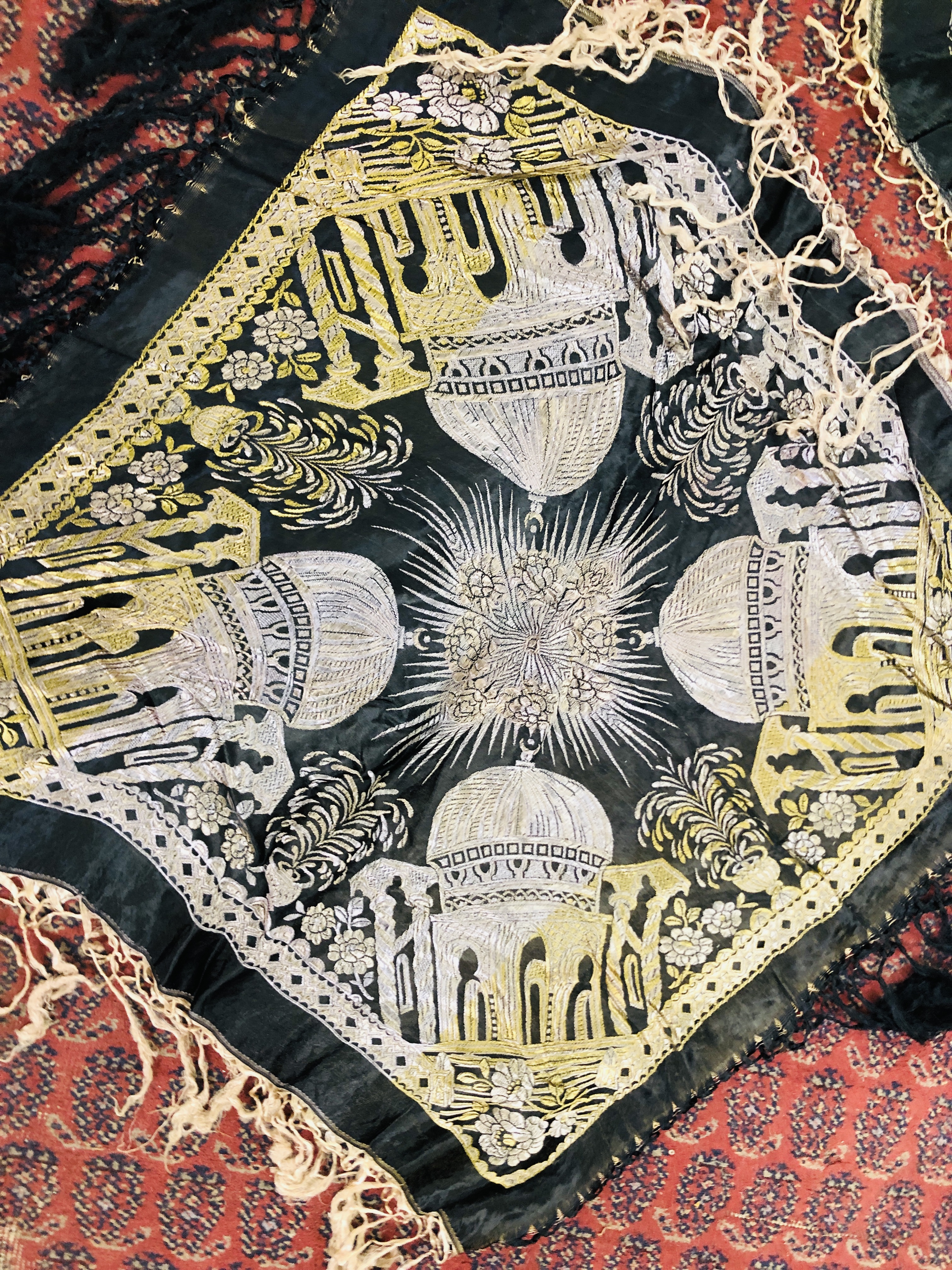 A GROUP OF FOUR SHAWLS DEPICTING THE "TAJ MAHAL" TO INCLUDE SILK EXAMPLES - Image 3 of 8