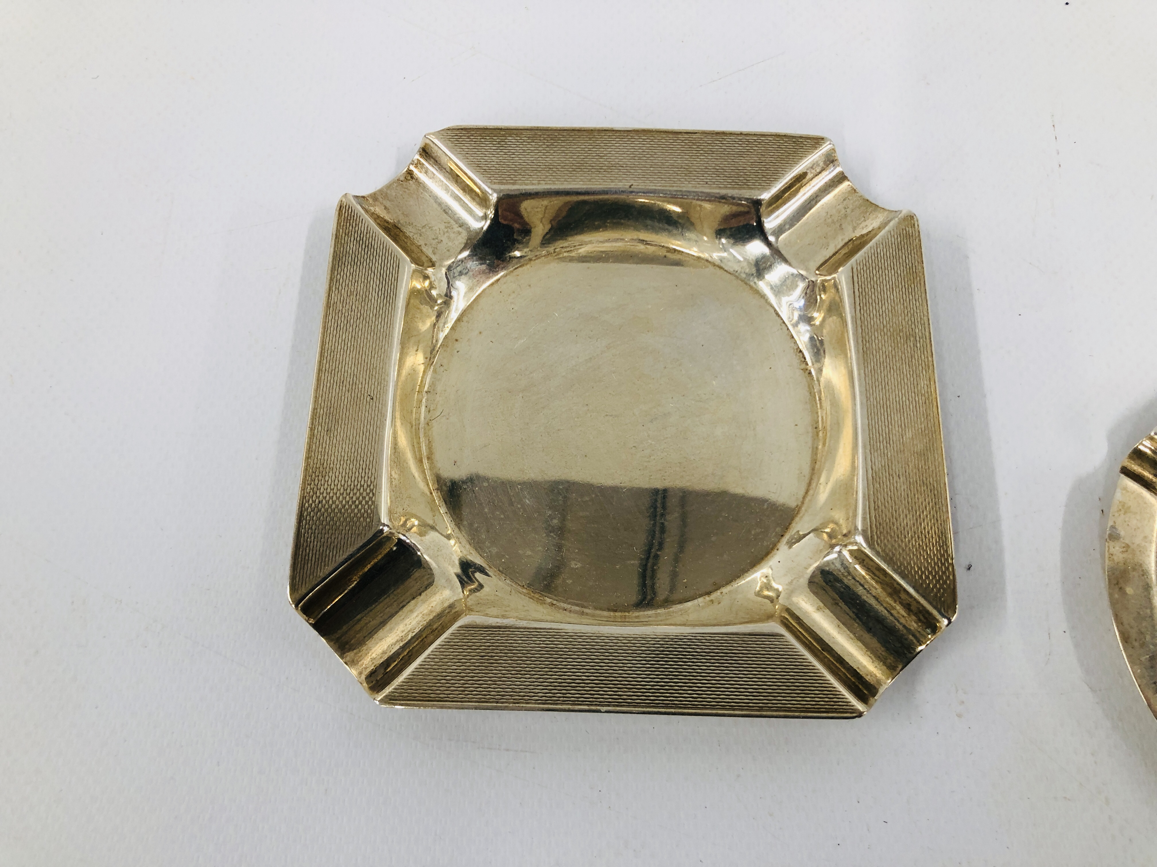 TWO SILVER ASHTRAYS TO INCLUDE A CIRCULAR EXAMPLE BY MAPPIN & WEBB, BIRMINGHAM ASSAY DIA. 8.2CM. - Image 6 of 11