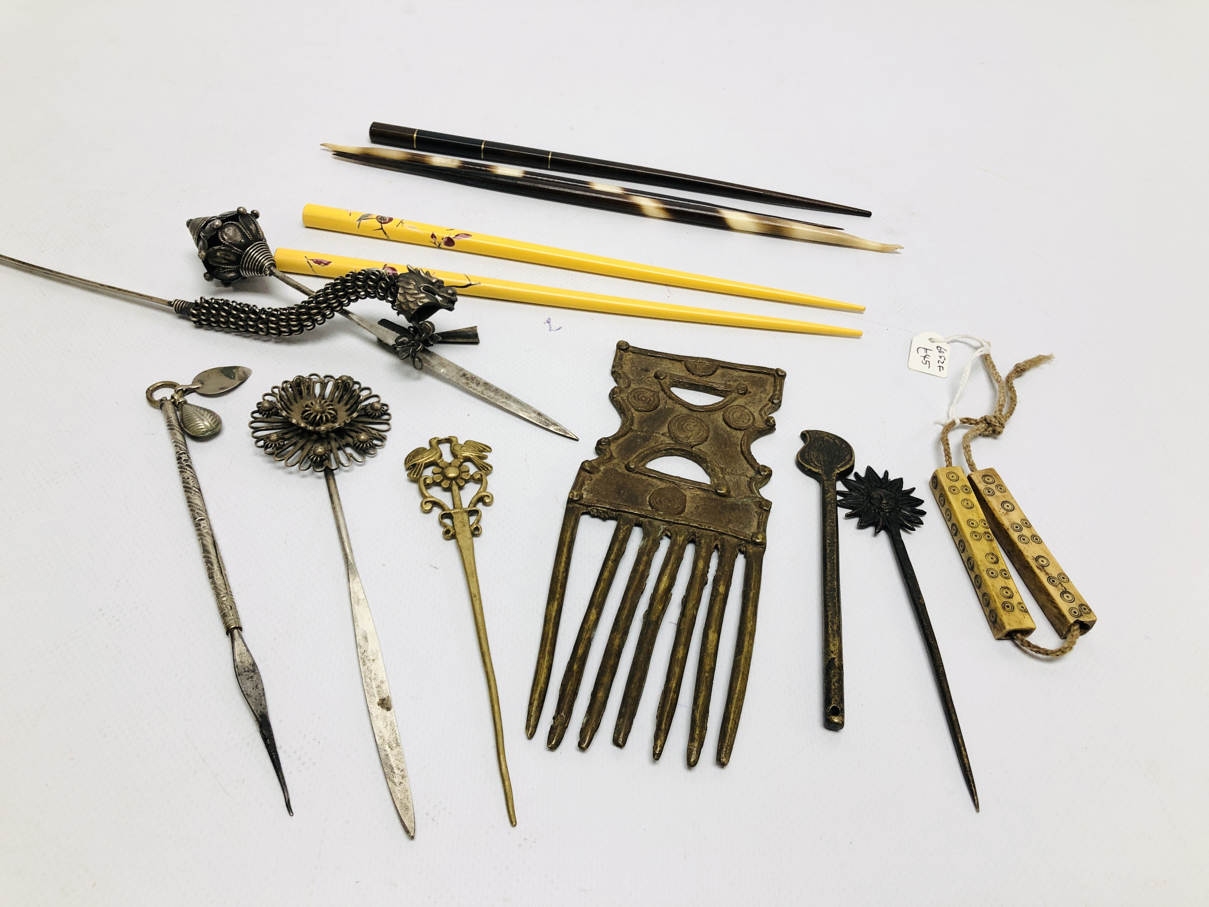 A TRAY OF COLLECTABLE OBJECTS TO INCLUDE VARIOUS HAIR PINS AND COMB ALONG WITH AN ORIENTAL BONE