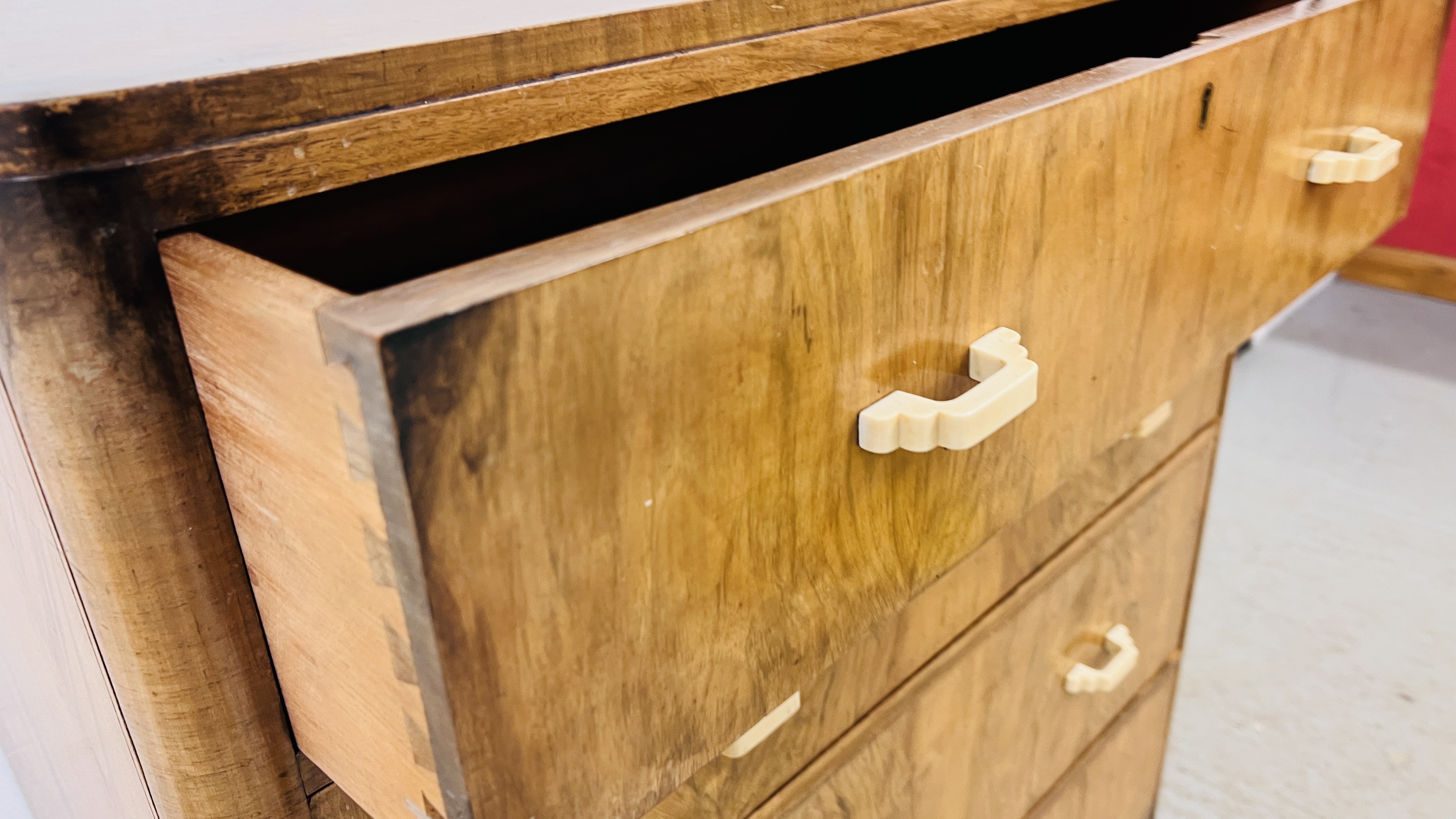 A VINTAGE WALNUT FINISH 4 DRAWER CHEST OF DRAWERS WITH PLASTIC DECO HANDLES W 77CM. X 43CM. X 94CM. - Image 6 of 9