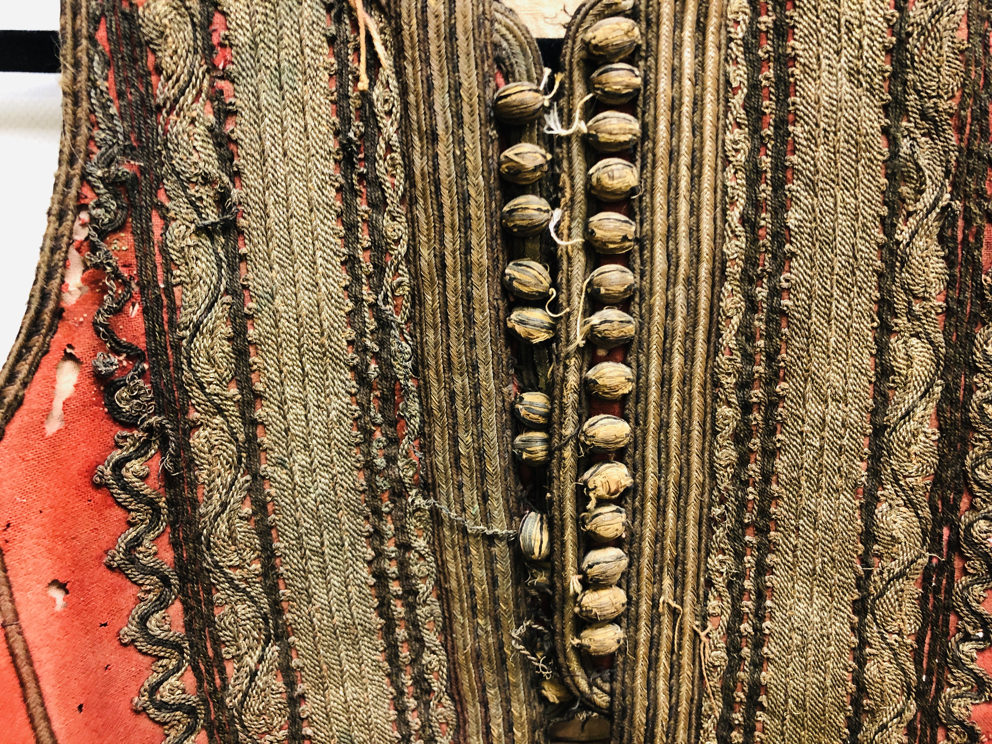 A VINTAGE MIDDLE EASTERN HANDMADE CHILDS WAISTCOAT WOVEN WITH ELABORATE GILT THREAD (REQUIRES - Image 3 of 9