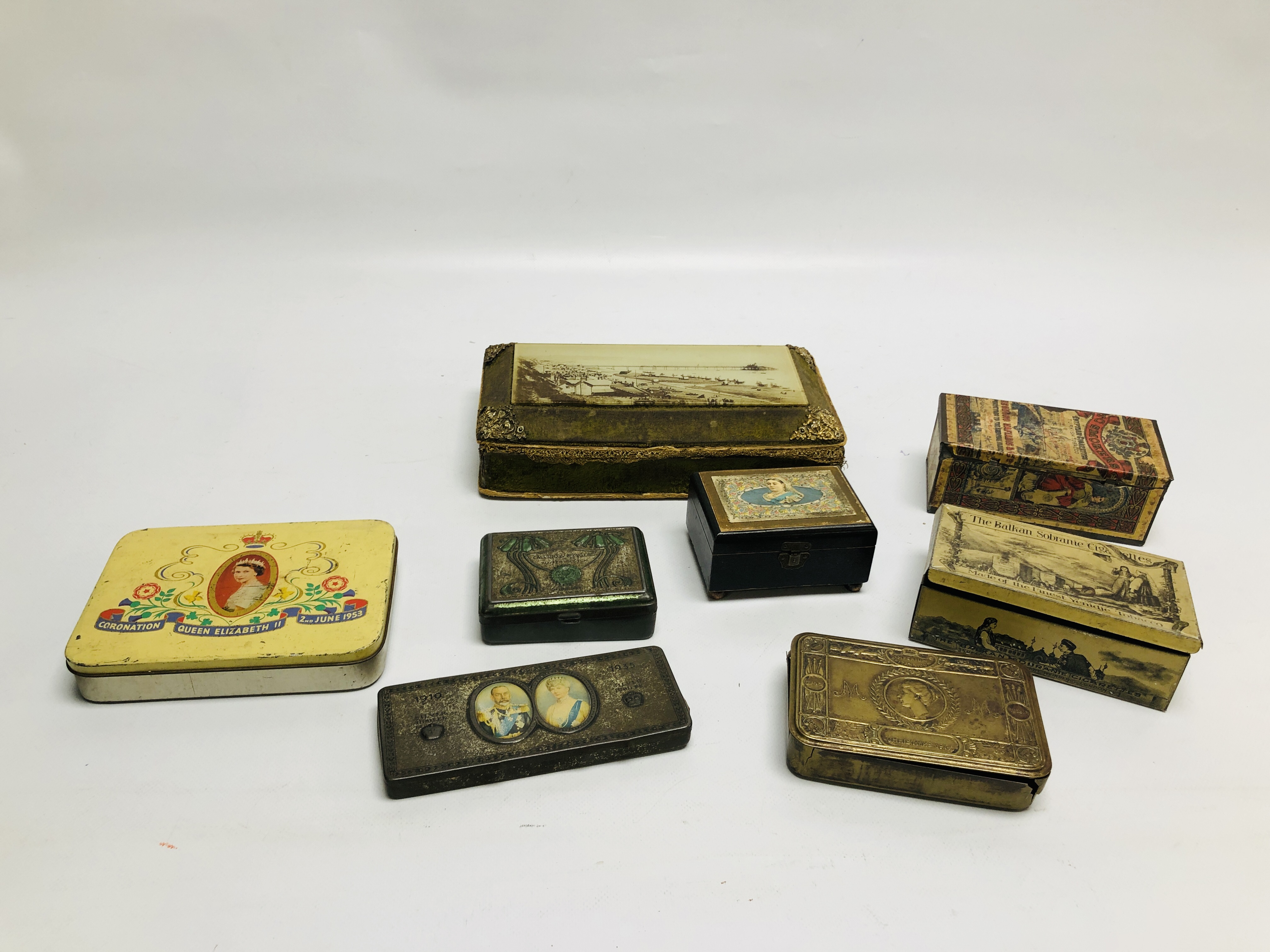 A COLLECTION OF ASSORTED SOUVENIR CIGARETTE AND COMMEMORATIVE BOXES AND TINS TO INCLUDE A BRASS