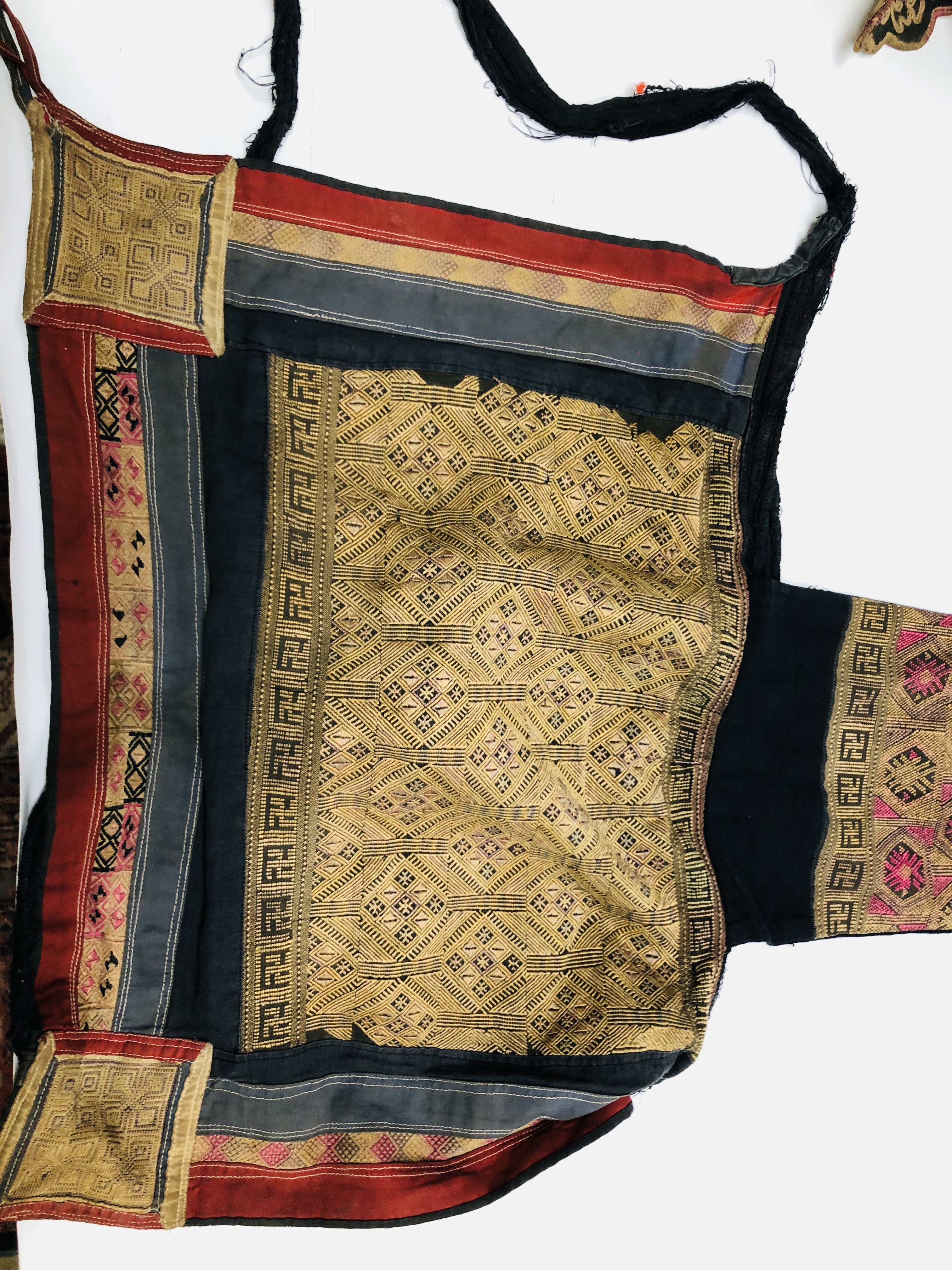 A GROUP OF VINTAGE HANDMADE TEXTILE GARMENTS TO INCLUDE A CHILDS APRON ]PATCHWORK AND NEEDLEWORK - Image 12 of 13