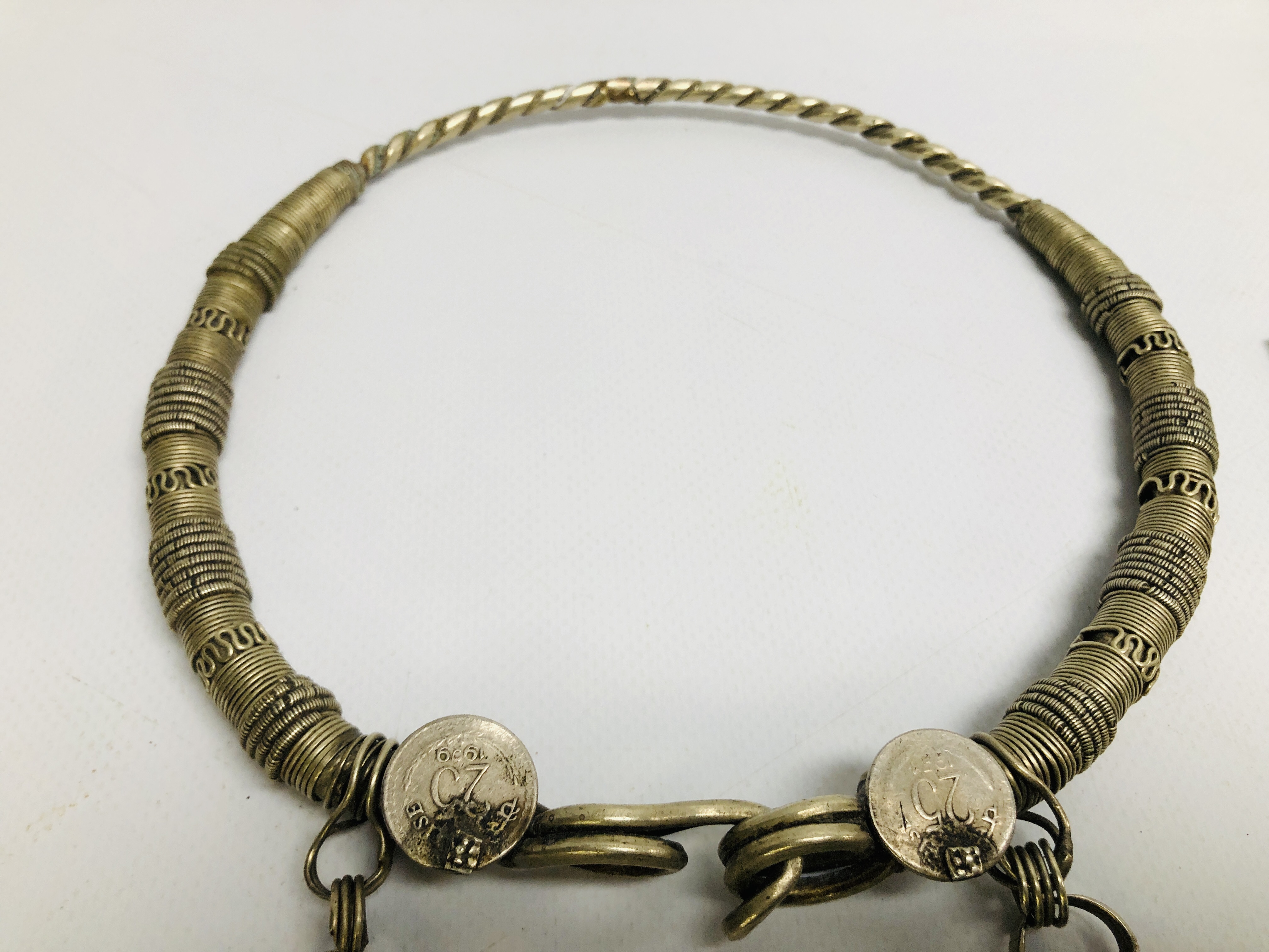 A GROUP OF 5 ELABORATE EASTERN STYLE WHITE METAL NECKLACES TO INCLUDE CHOKER EXAMPLES. - Image 8 of 8