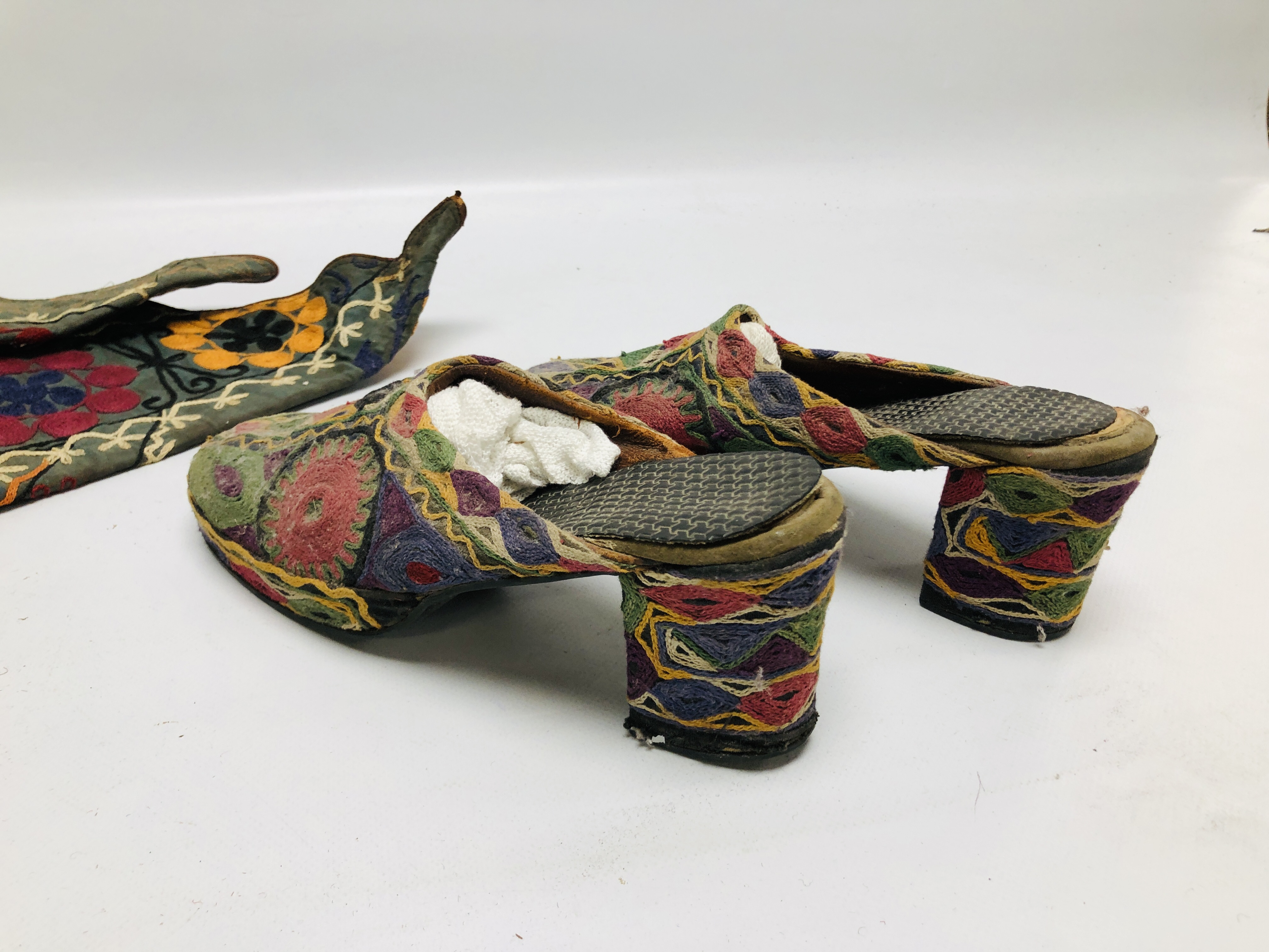 A PAIR OF MID C20TH AFGHAN EMBROIDERED SHOES ALONG WITH A PAIR OF EMBROIDERED BOOTS. - Image 4 of 10