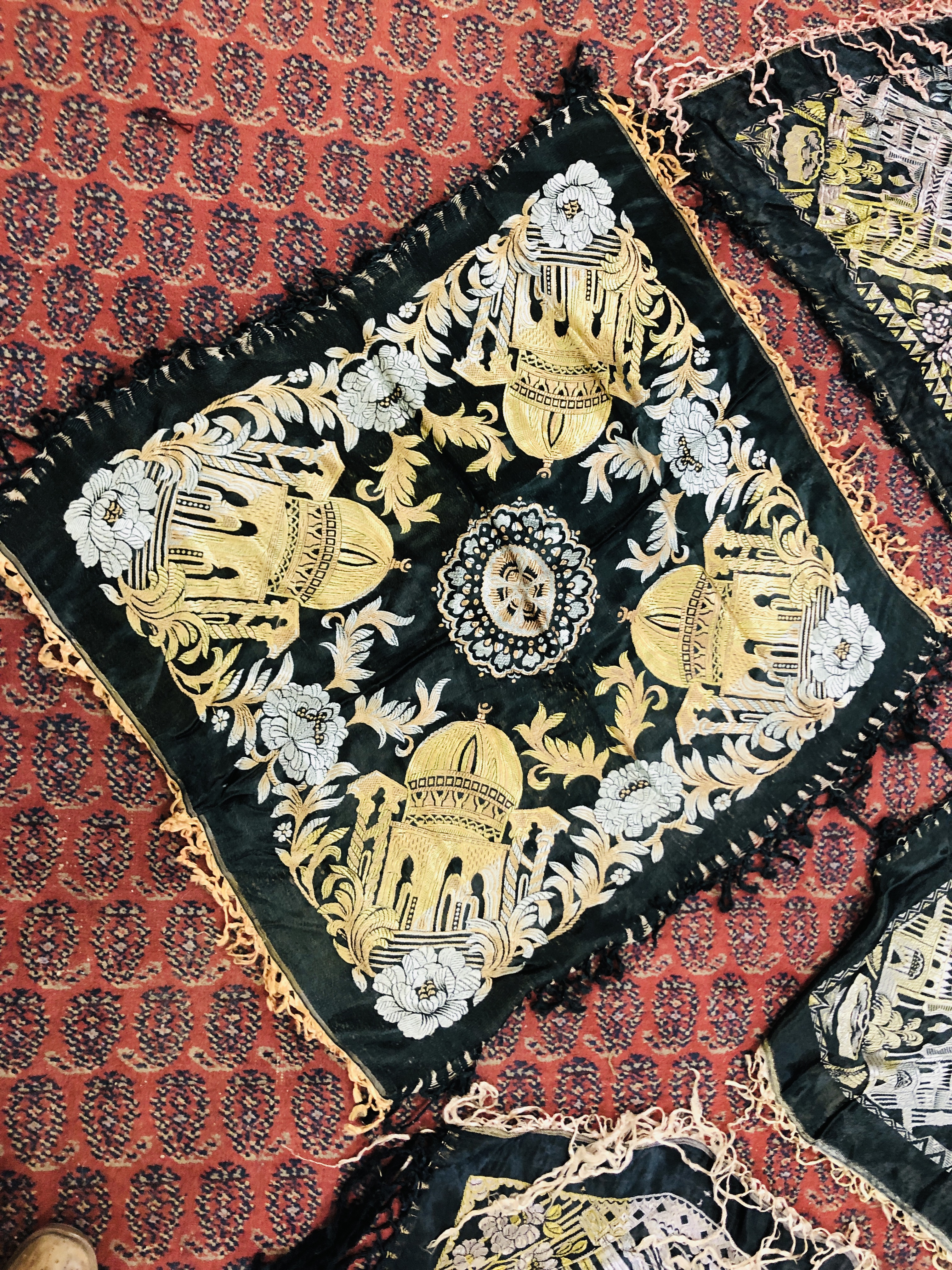 A GROUP OF FOUR SHAWLS DEPICTING THE "TAJ MAHAL" TO INCLUDE SILK EXAMPLES - Image 4 of 8