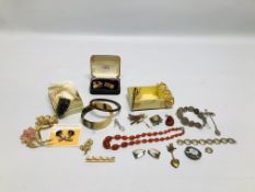 A COLLECTION OF MAINLY VINTAGE JEWELLERY TO INCLUDE SIMULATED PEARLS, BROOCHES, COIN BRACELETS,