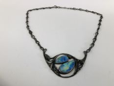 A VINTAGE ART NOUVEAU STYLE NECKLACE SET WITH MOTHER OF PEARL.