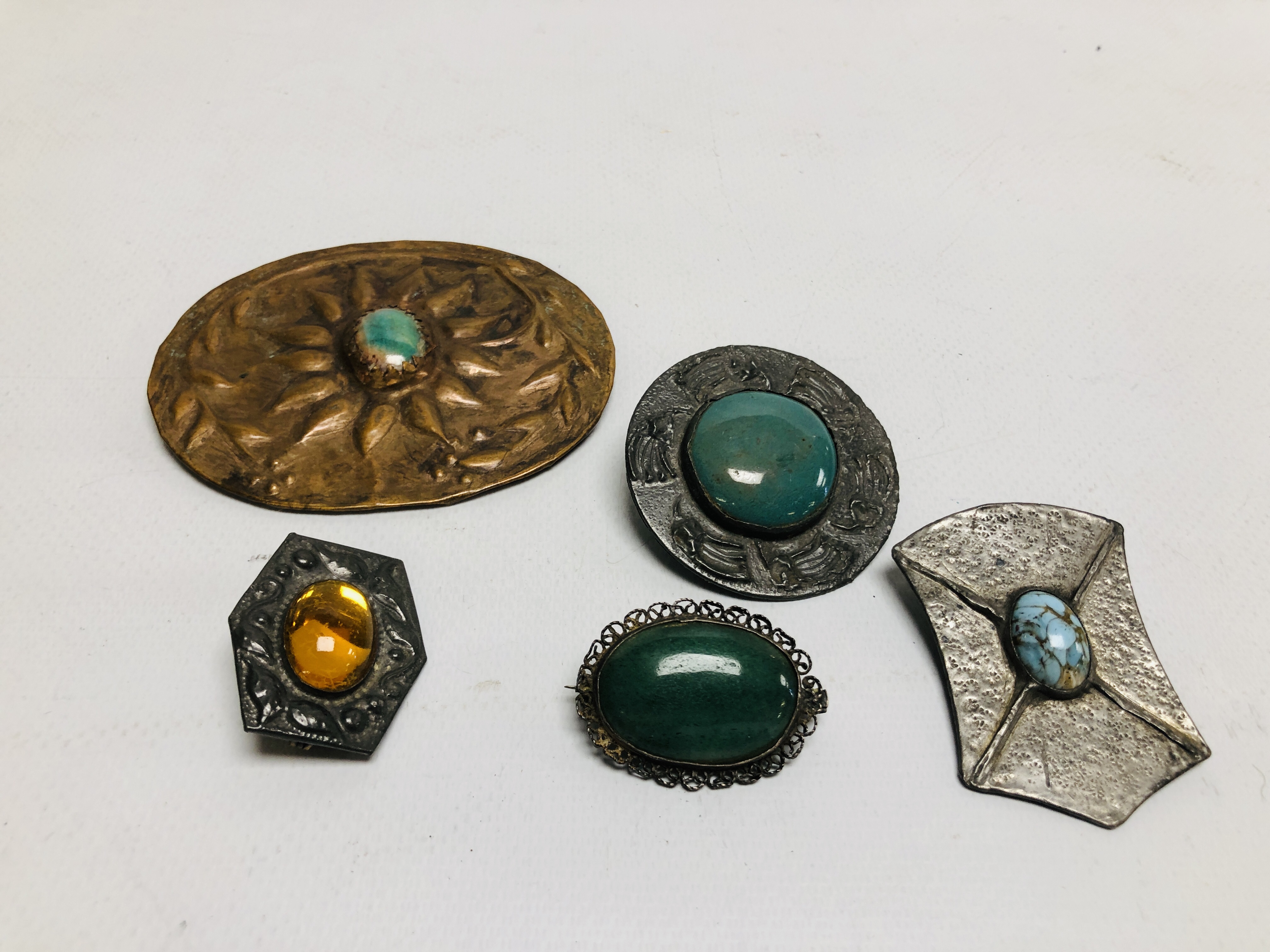 A GROUP OF 5 BROOCHES TO INCLUDE PEWTER ARTS AND CRAFTS STYLE STONE SET EXAMPLES ETC.