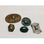 A GROUP OF 5 BROOCHES TO INCLUDE PEWTER ARTS AND CRAFTS STYLE STONE SET EXAMPLES ETC.