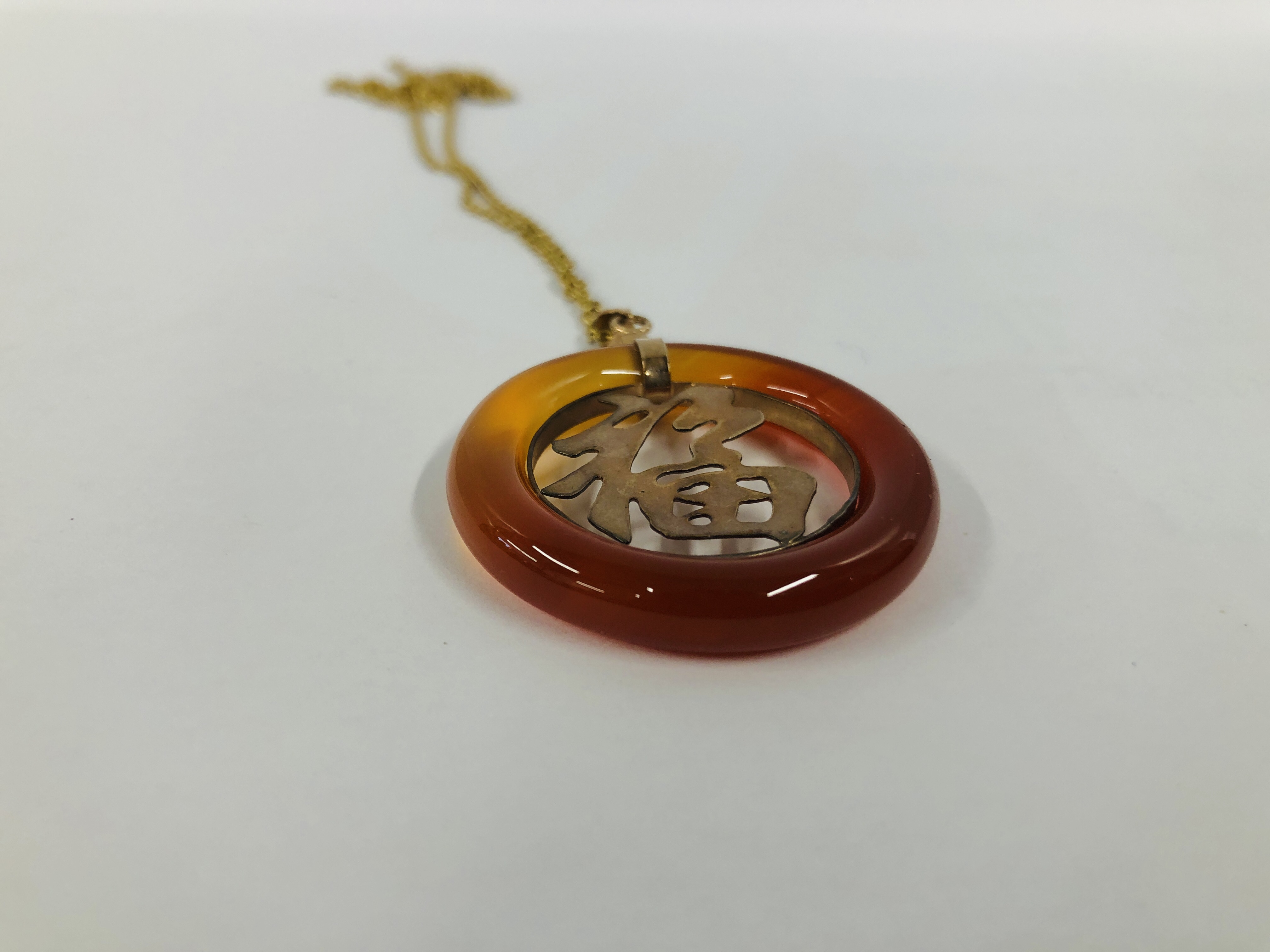 AN ORIENTAL CIRCULAR PENDANT WITH HARDSTONE SURROUND ON A FINE CHAIN MARKED 12K. - Image 5 of 14