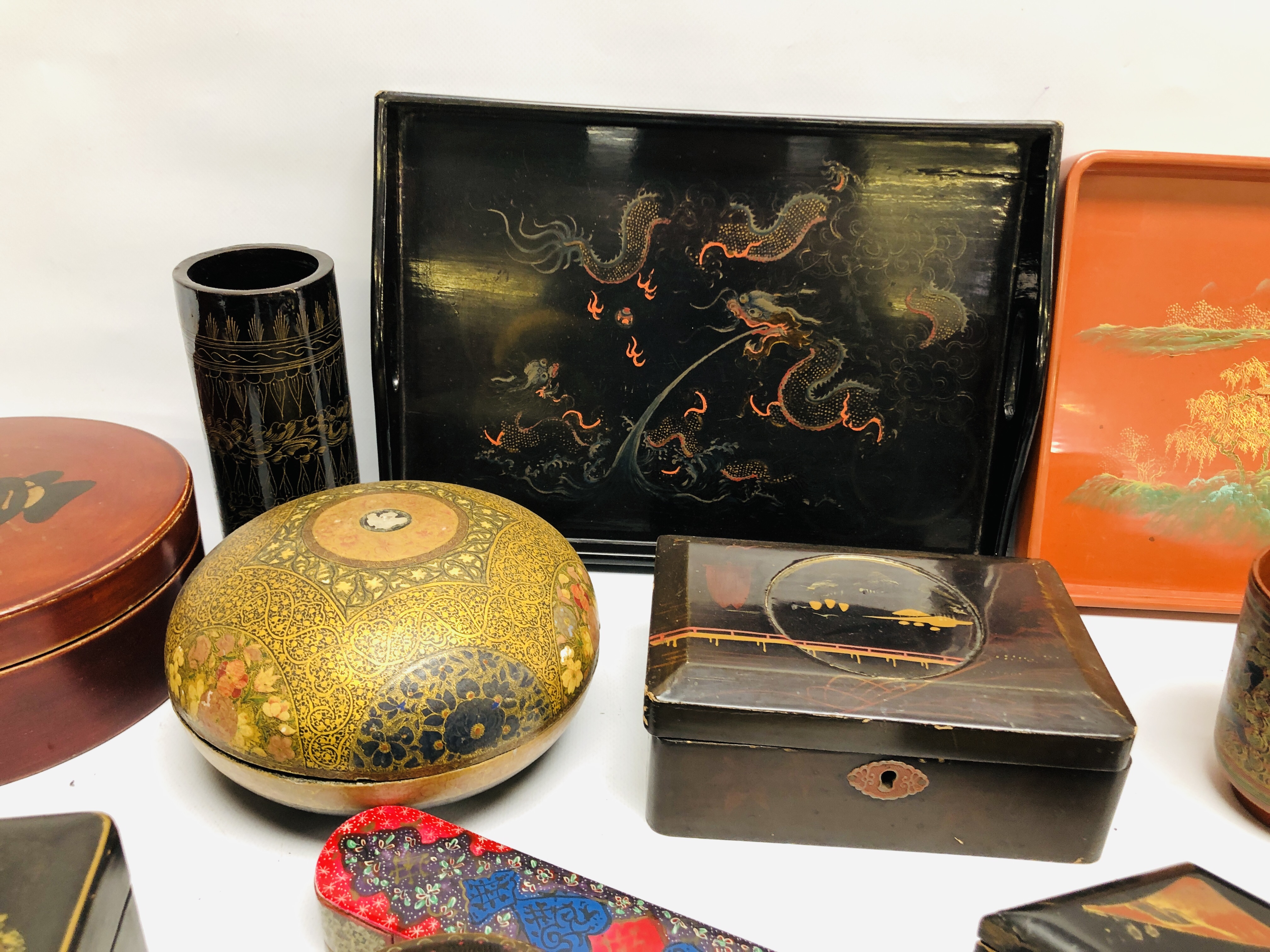 AN EXTENSIVE COLLECTION OF ASSORTED ORIENTAL LACQUERED BOXES AND TRAYS. - Image 5 of 8