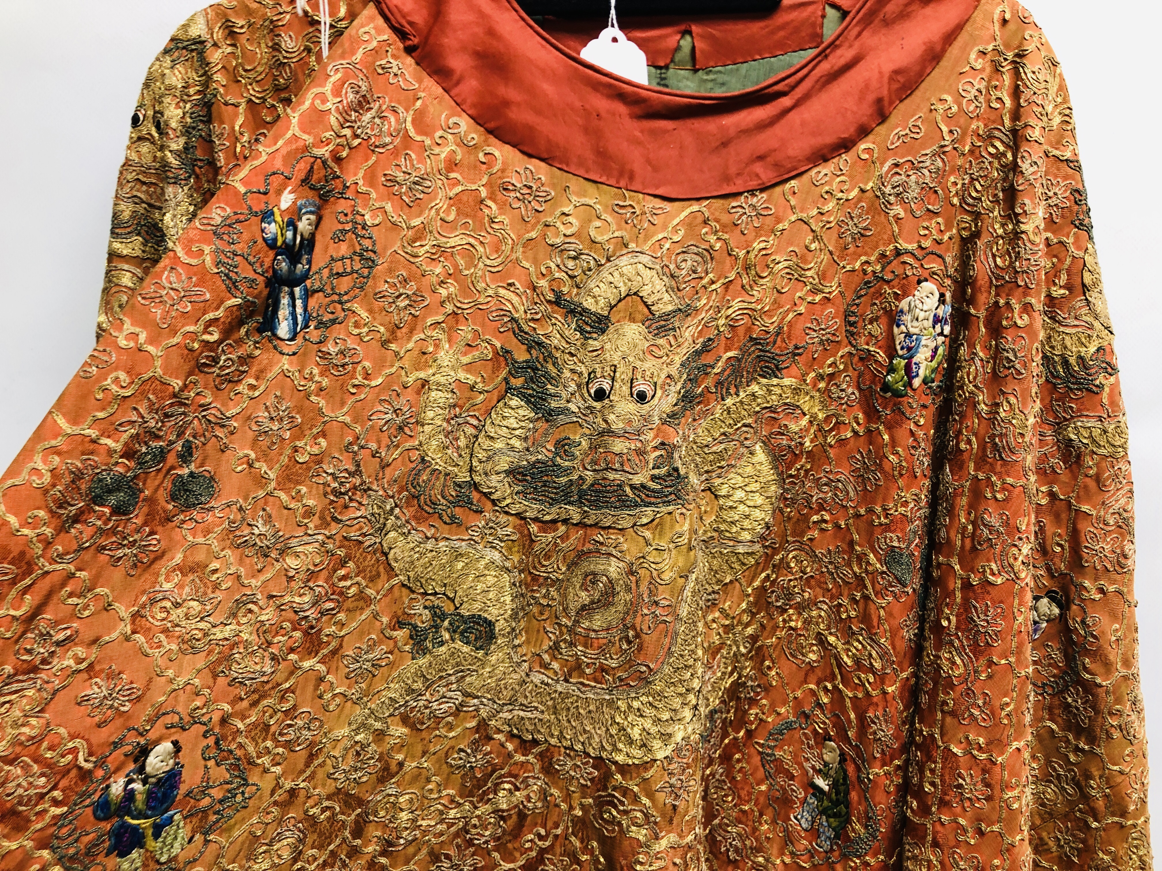 AN ELABORATE ANTIQUE CHINESE SILK CLOAK ON AN ORANGE FIELD EMBROIDERED WITH FIGURES AND GILT - Image 2 of 7