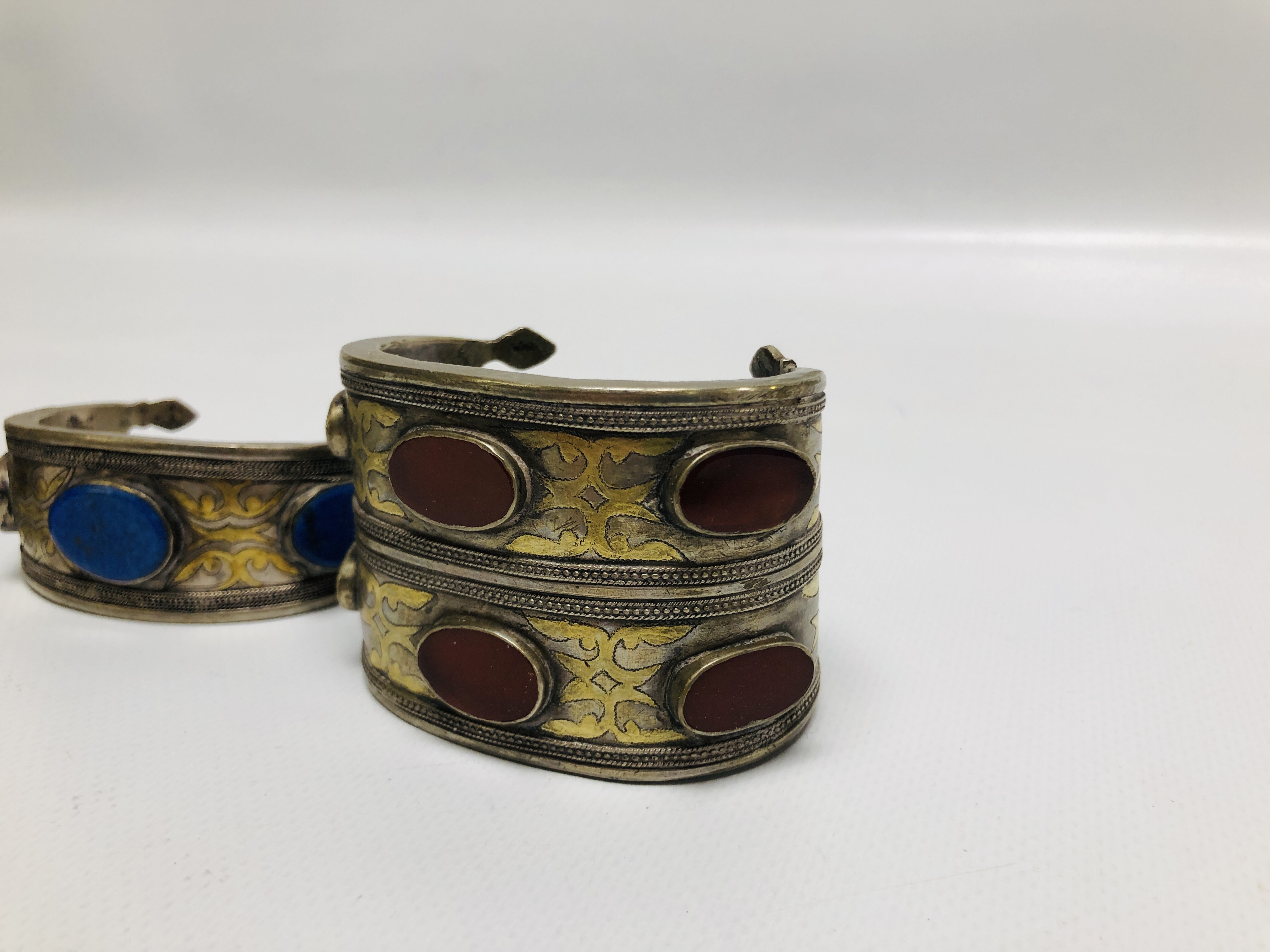 A GROUP OF 4 EASTERN STYLE WHITE METAL CUFF BRACELETS, INSET WITH OVAL STONES. - Image 2 of 8