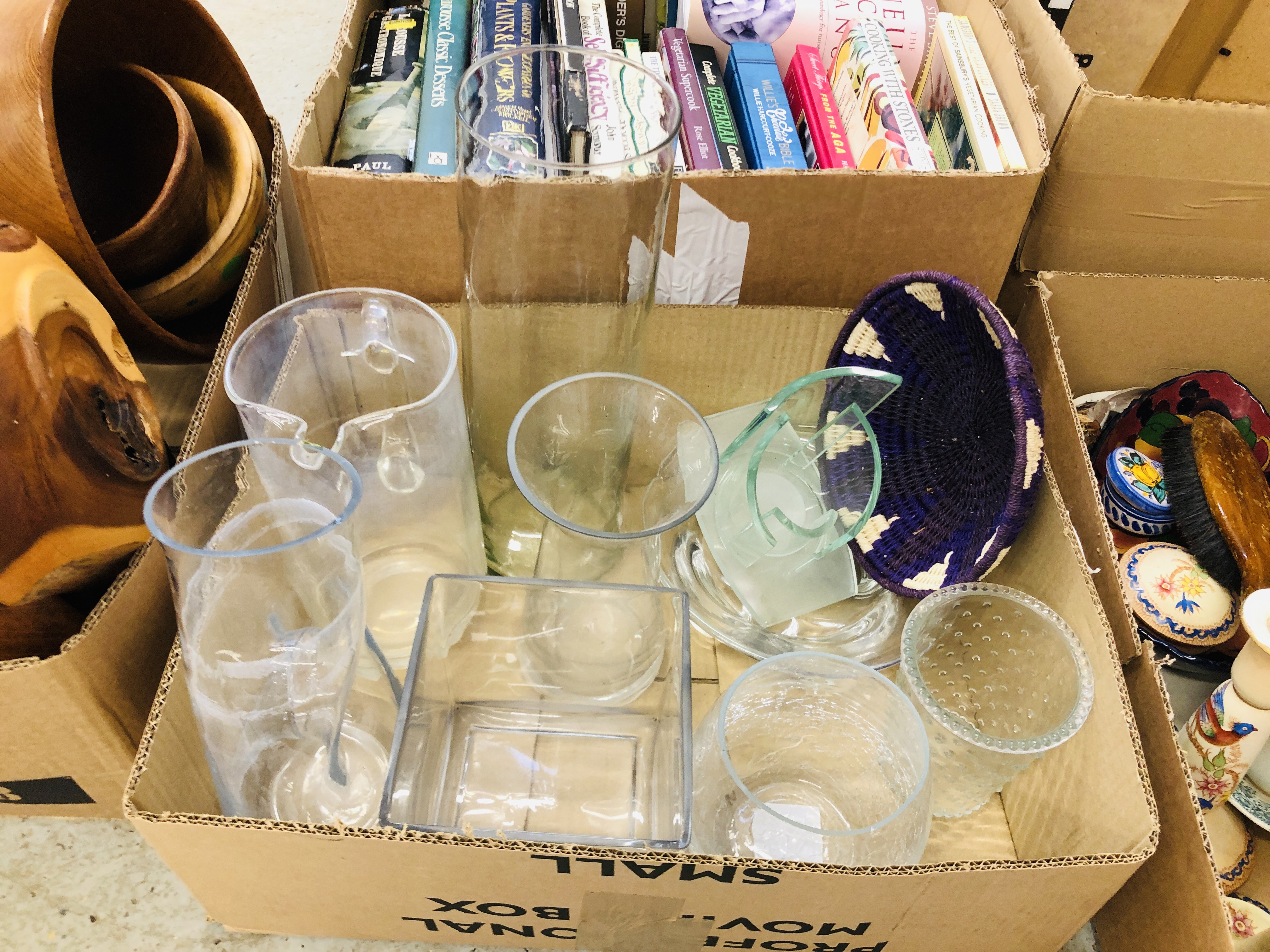 9 BOXES OF HOUSEHOLD SUNDRIES TO INCLUDE DECORATIVE GLASS FLOWER VASES, BOOKS, - Image 3 of 16
