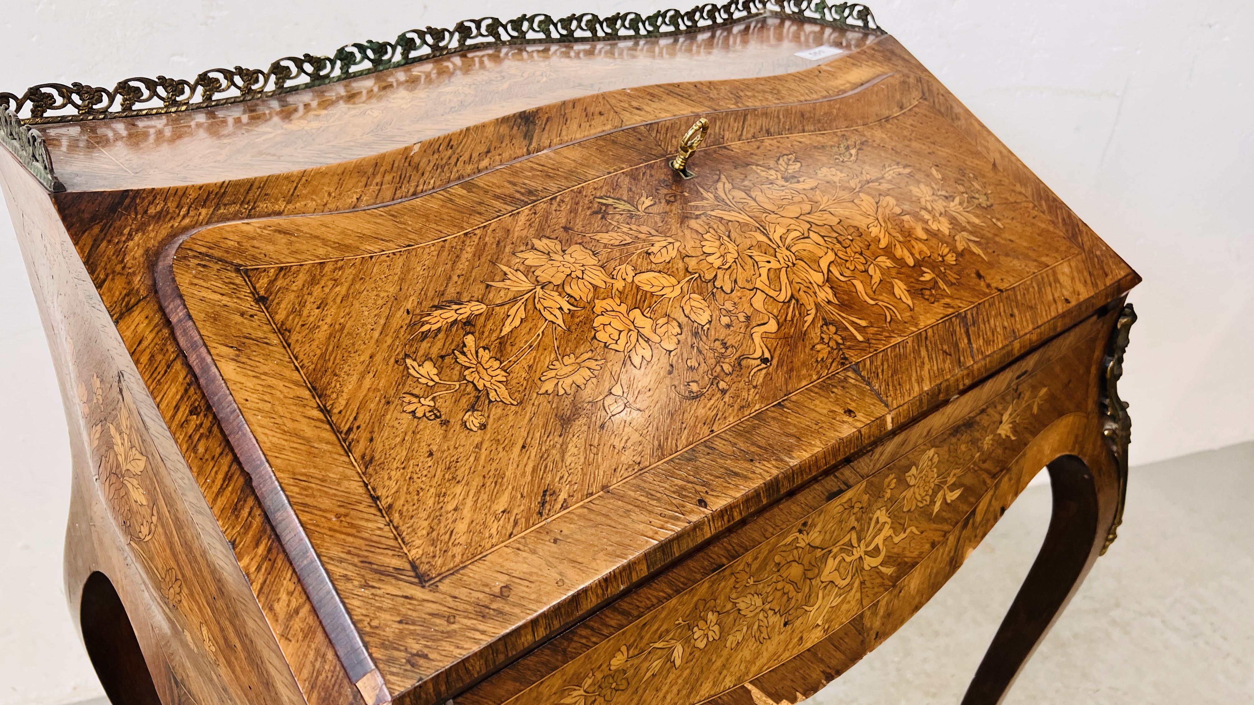 AN ANTIQUE FRENCH LADIES WRITING BUREAU / DESK WITH INLAID MARQUETRY DETAIL, - Image 4 of 14