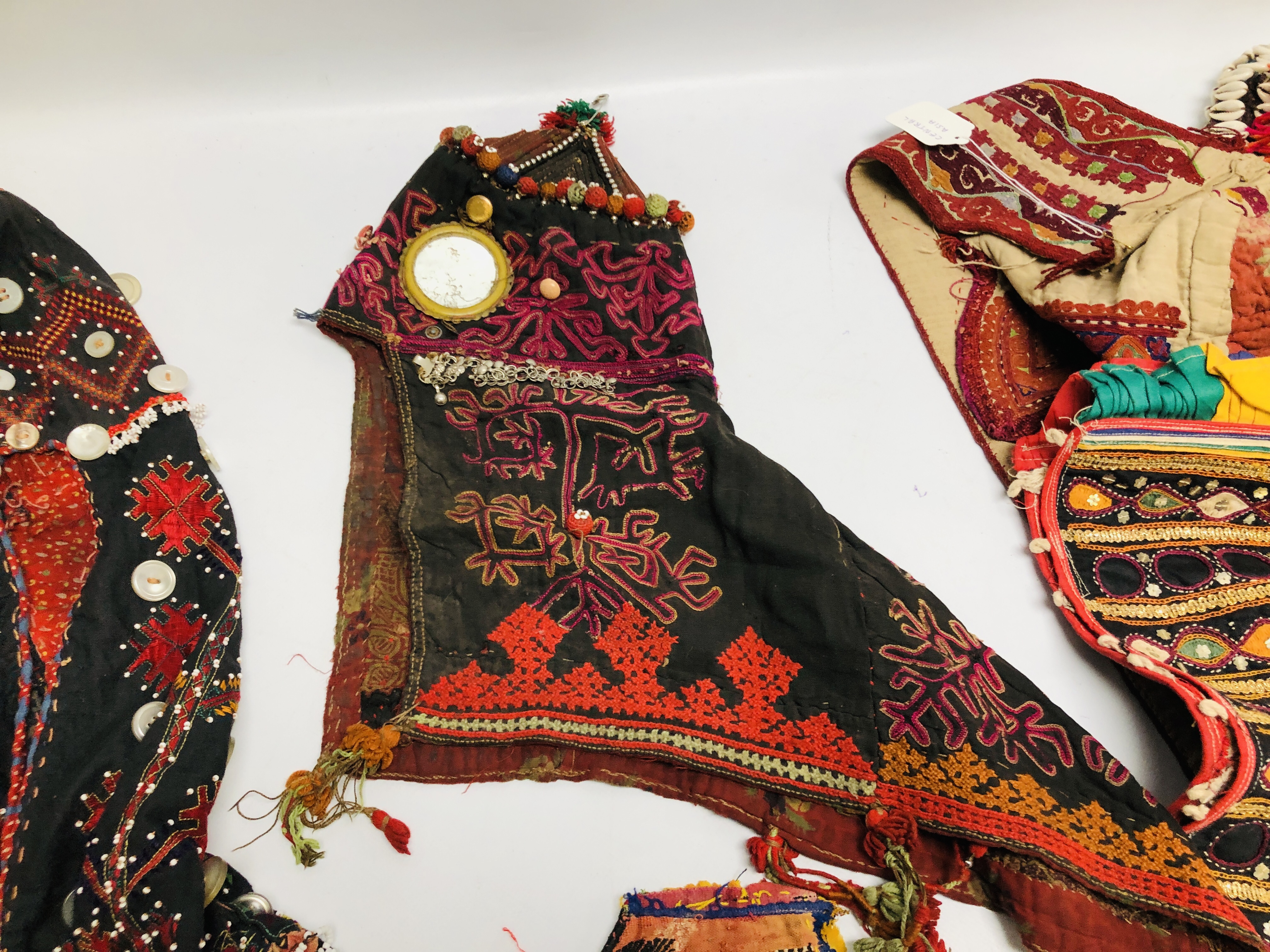 A GROUP OF 5 ETHNIC AND TRIBAL HATS / HEAD COVERINGS TO INCLUDE AN ELABORATELY EMBROIDERED ASIAN - Image 5 of 12