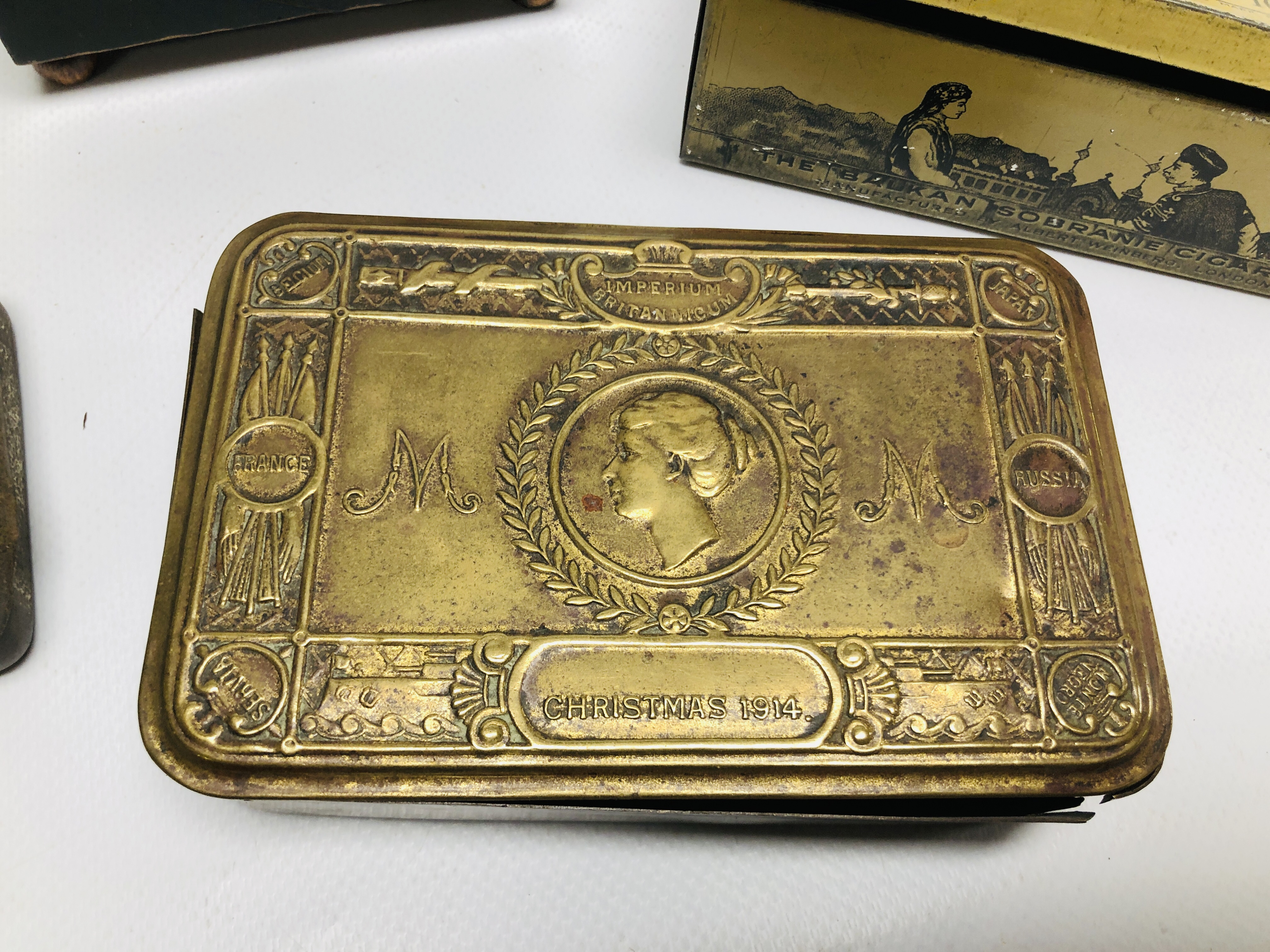 A COLLECTION OF ASSORTED SOUVENIR CIGARETTE AND COMMEMORATIVE BOXES AND TINS TO INCLUDE A BRASS - Image 9 of 11