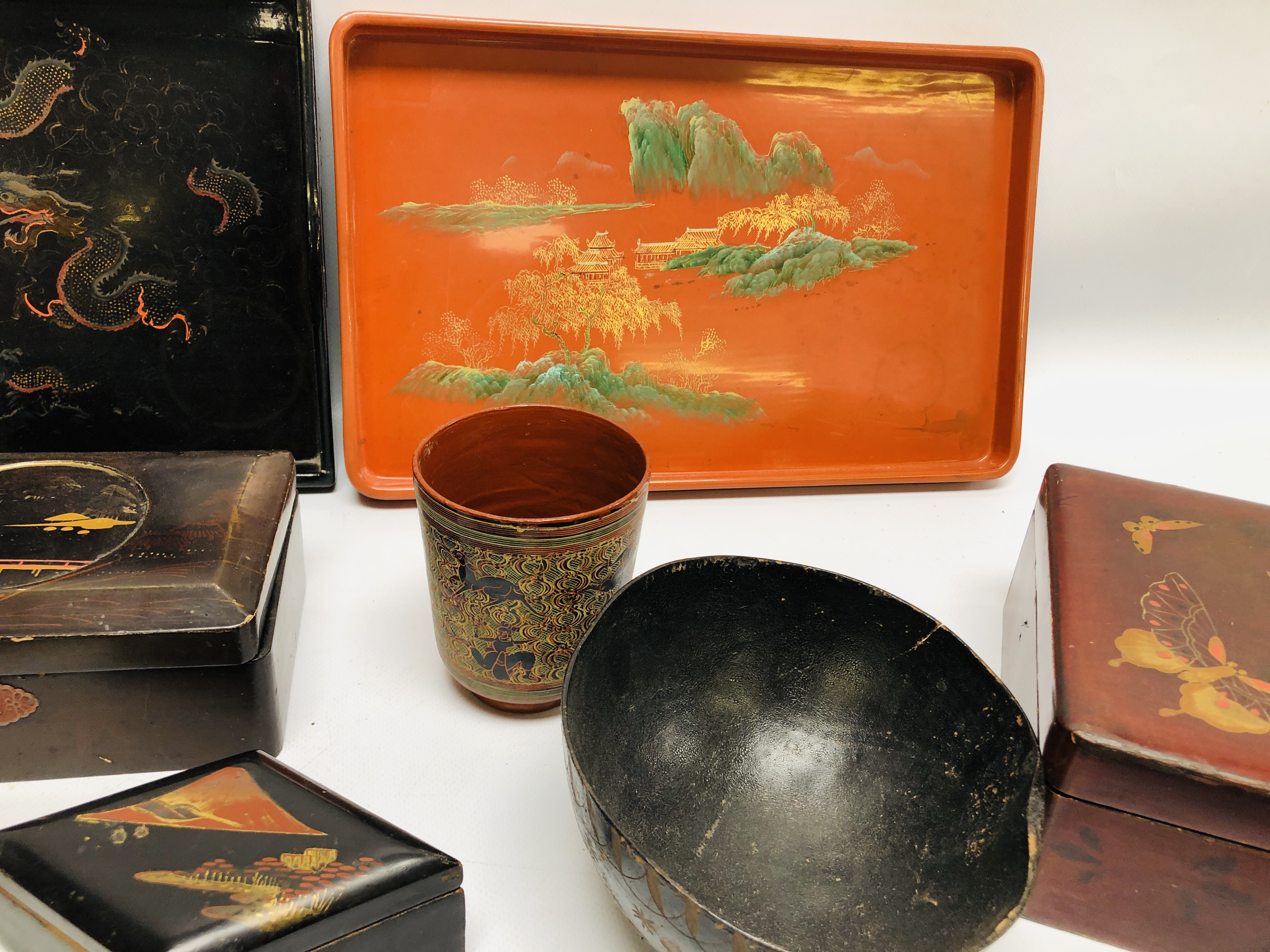 AN EXTENSIVE COLLECTION OF ASSORTED ORIENTAL LACQUERED BOXES AND TRAYS. - Image 4 of 8