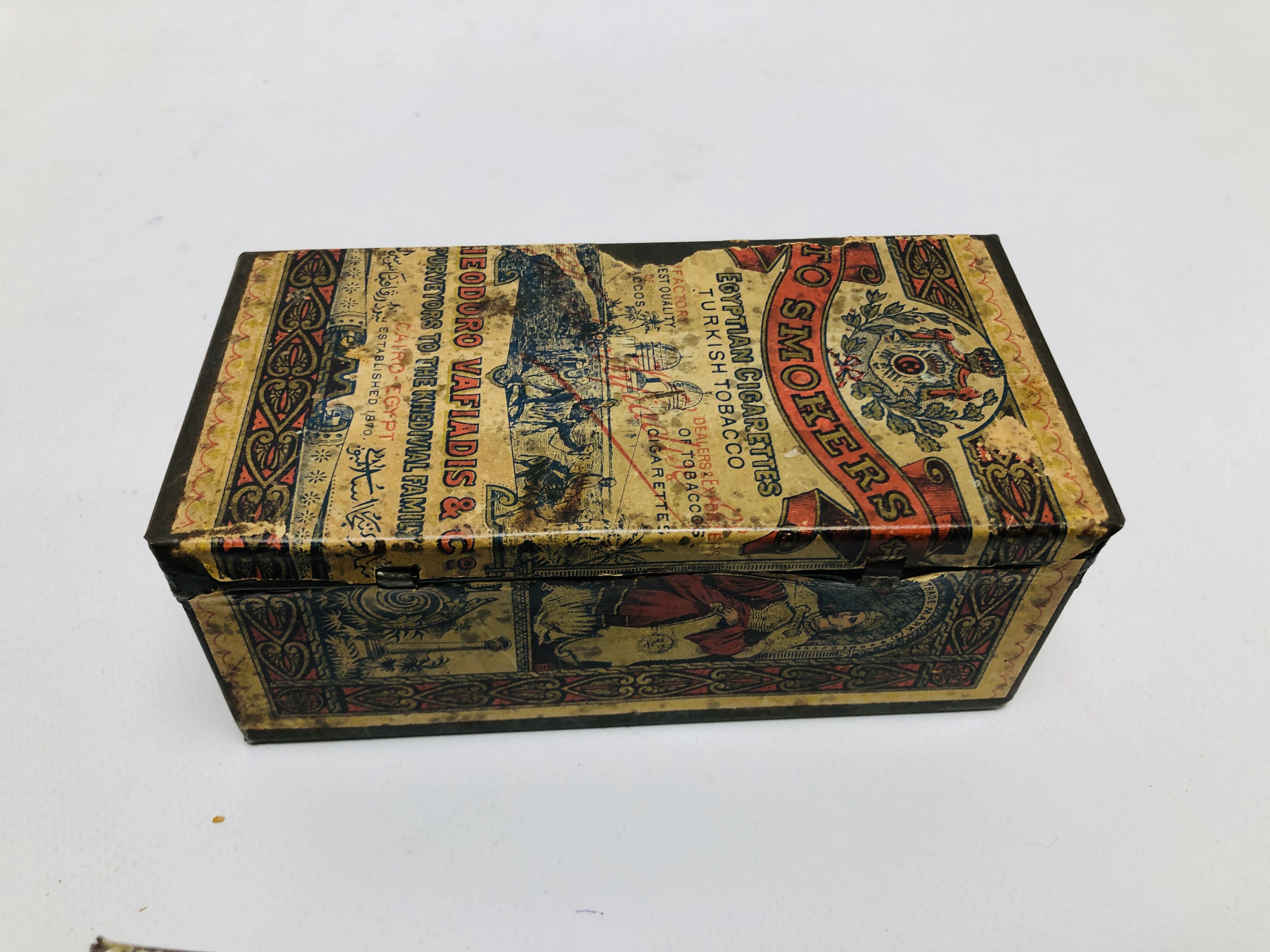 A COLLECTION OF ASSORTED SOUVENIR CIGARETTE AND COMMEMORATIVE BOXES AND TINS TO INCLUDE A BRASS - Image 7 of 11